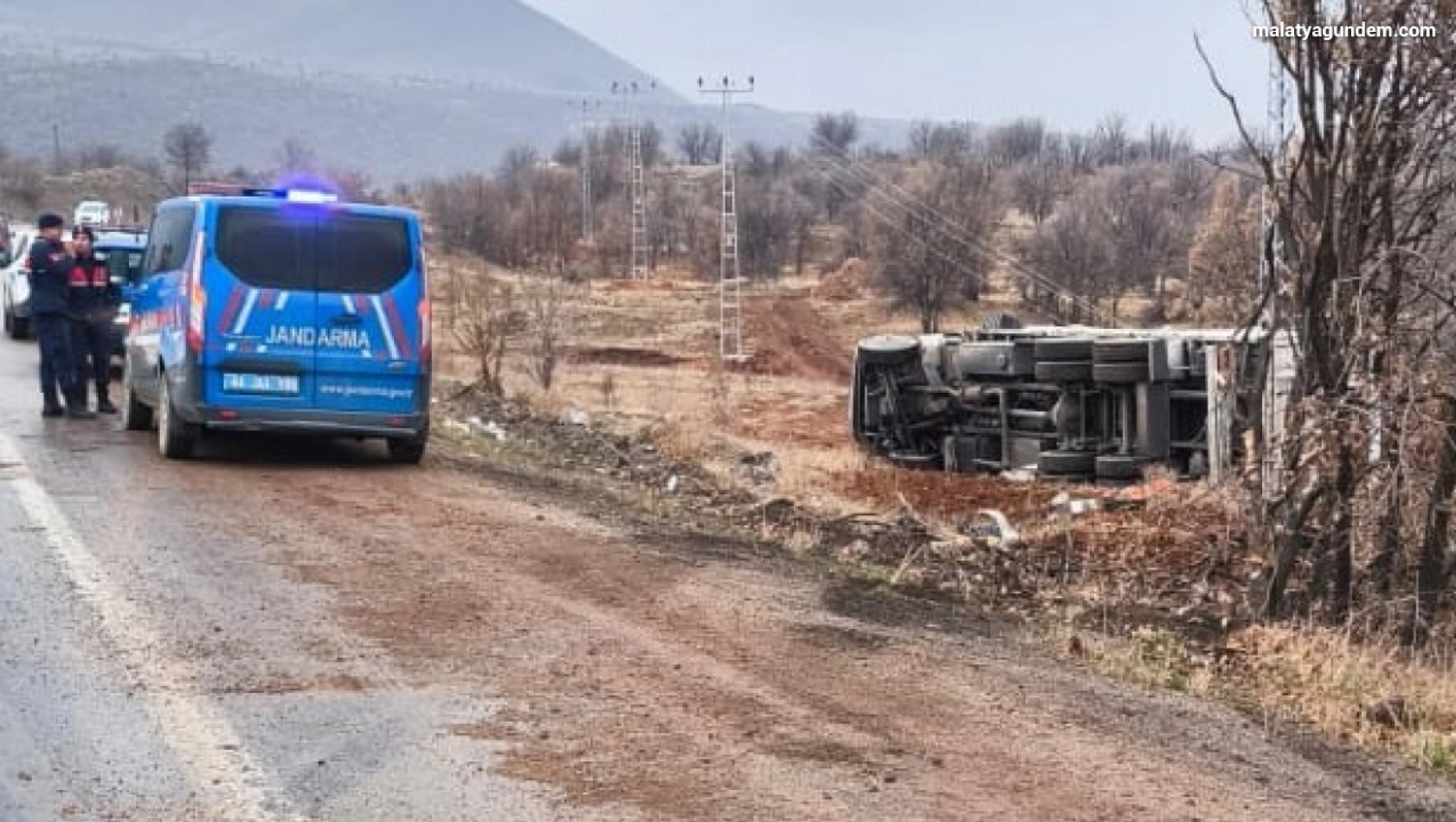 Malatya'da kontrolden çıkan kamyon devrildi: 1 yaralı