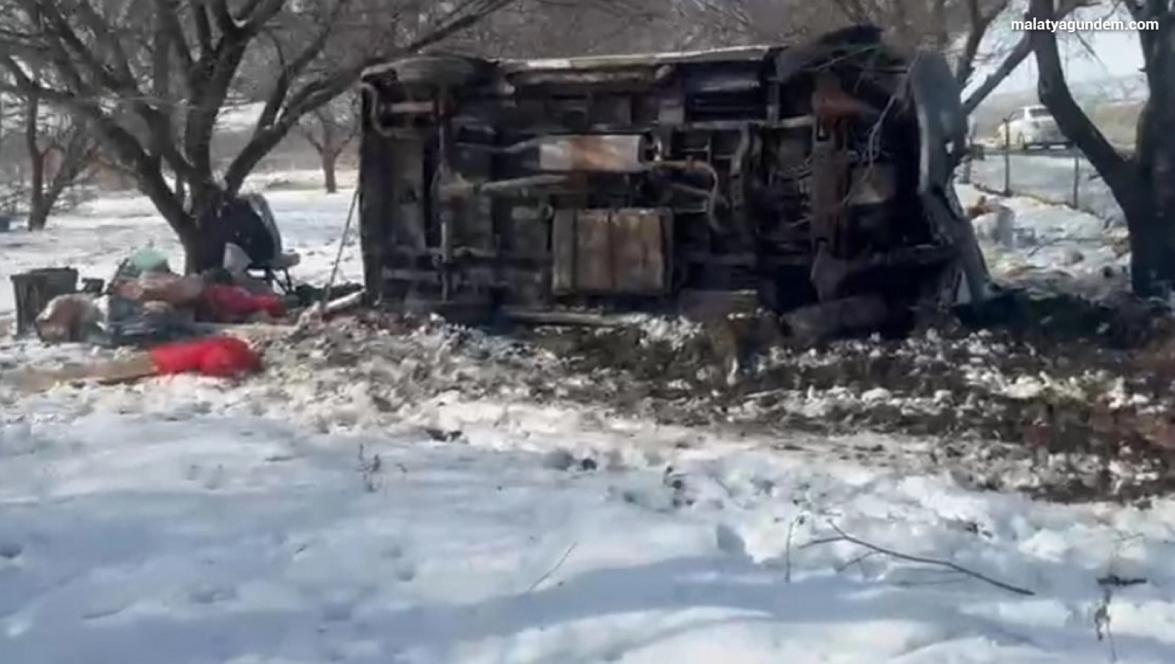 Kontrolden çıkan minibüs kayısı bahçesine uçtu