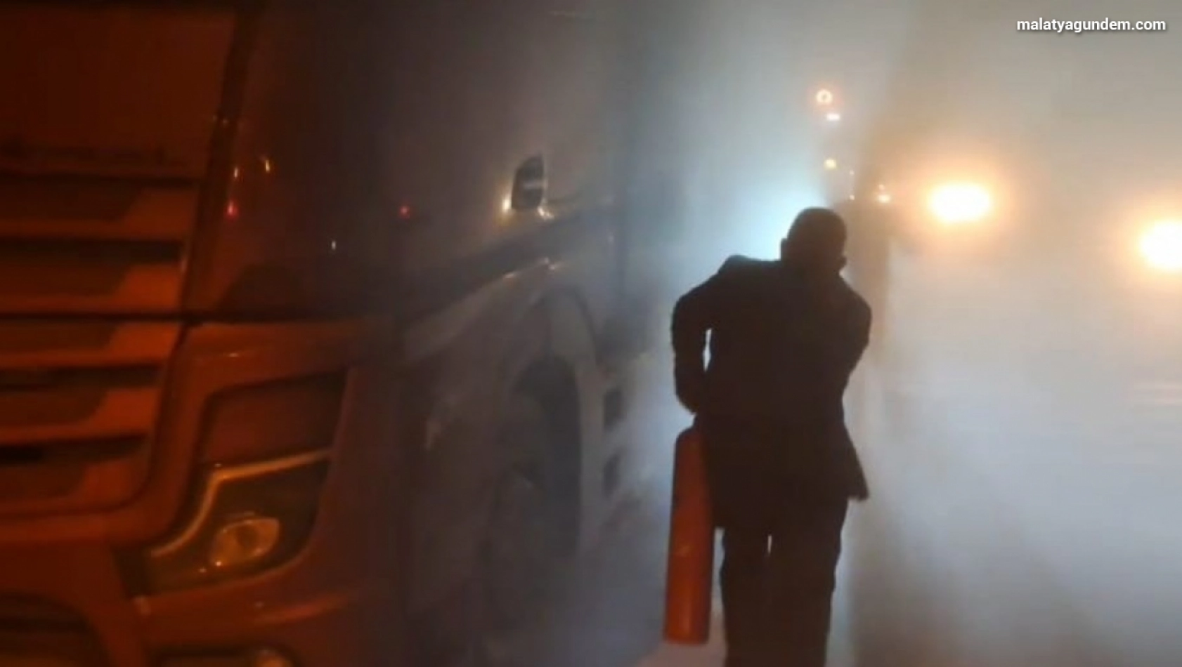 Malatya'da seyir halindeki tır alev aldı