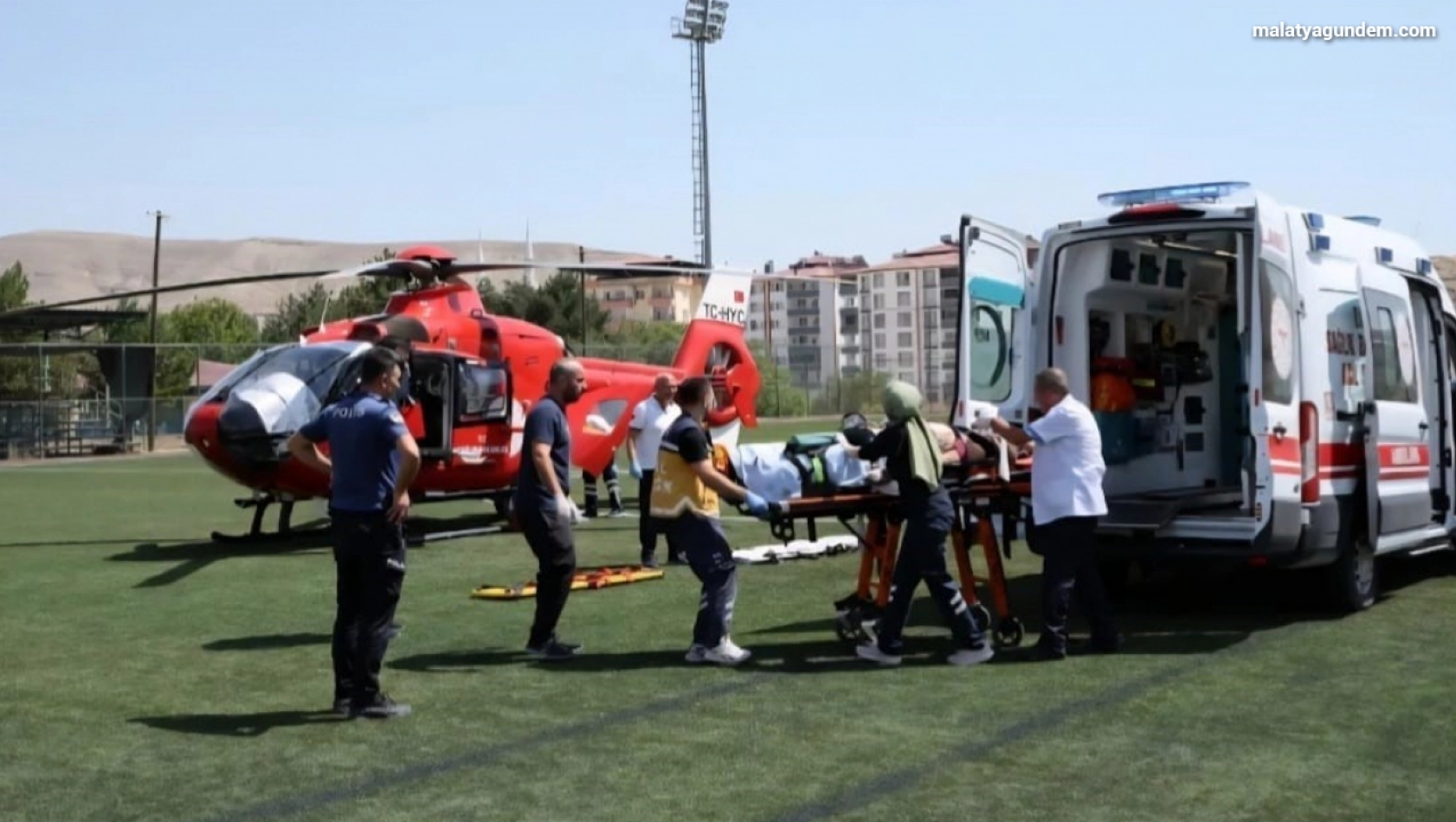 Traktörden düşen şahıs ambulans helikopterle hastaneye sevk edildi