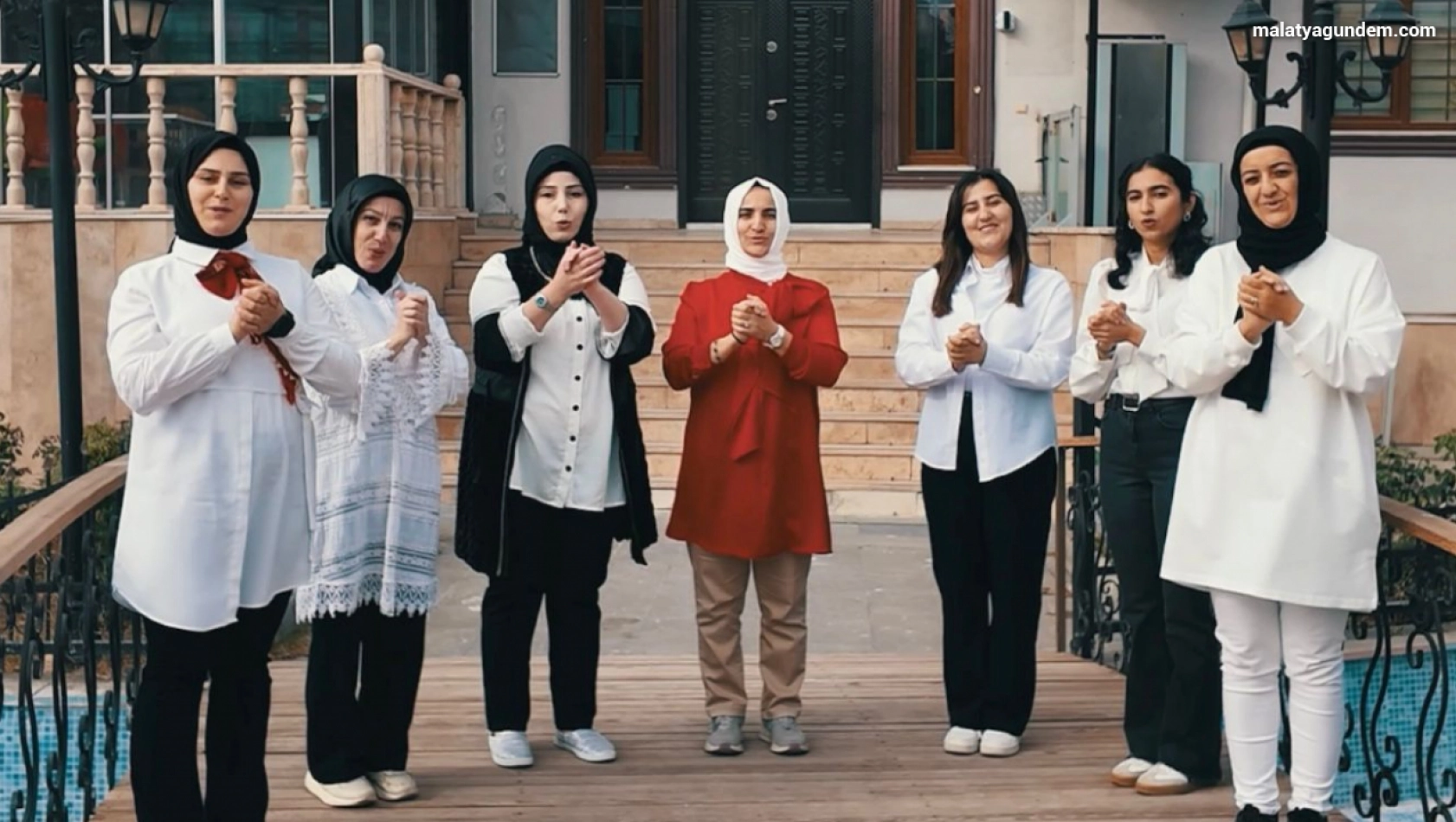 Yeşilyurt Kent Konseyi İşaret Dili Kursiyerlerinden Cumhuriyet'e Anlamlı Kutlama