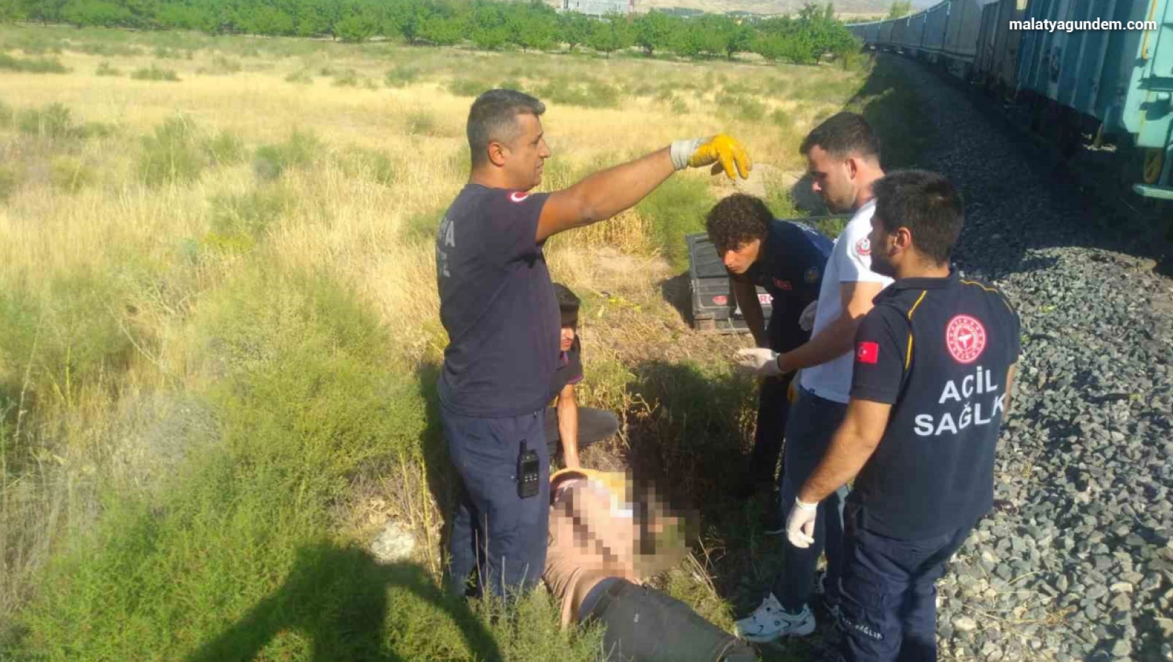 Yük treni çapa motoruna çarptı, anne ve 2 çocuğu hayatını kaybetti