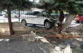 Önce otomobile sonra duvara çarpan araç alev aldı