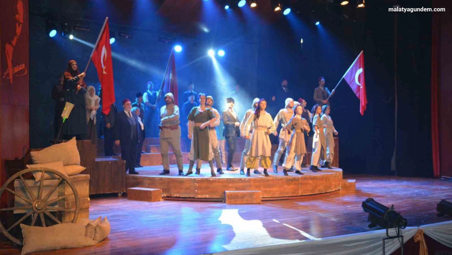 'Cumhuriyete Doğru' tiyatro oyunu Malatya'da izleyicilerle buluştu
