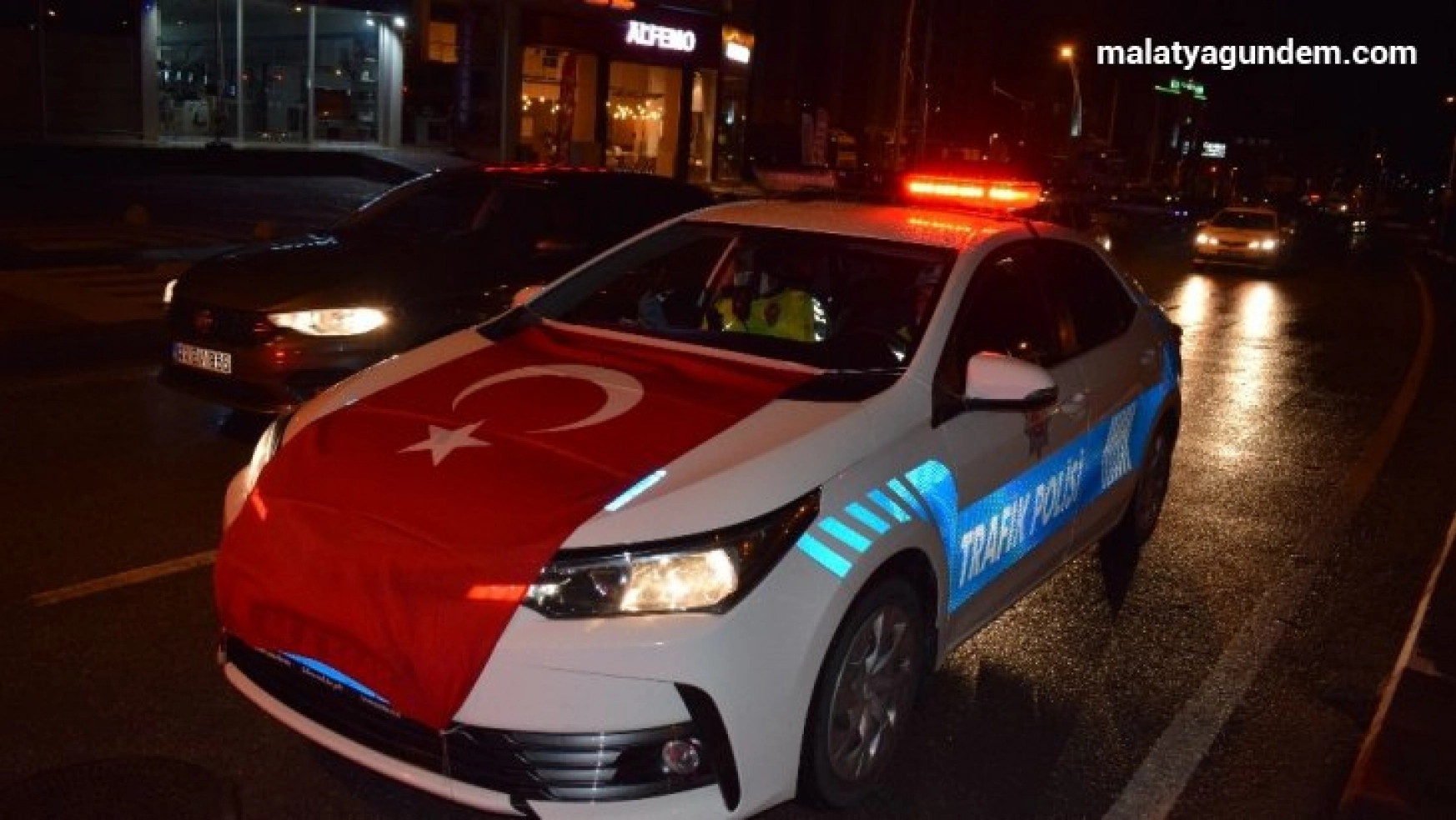 Malatya'da polislere alkışlı kutlama