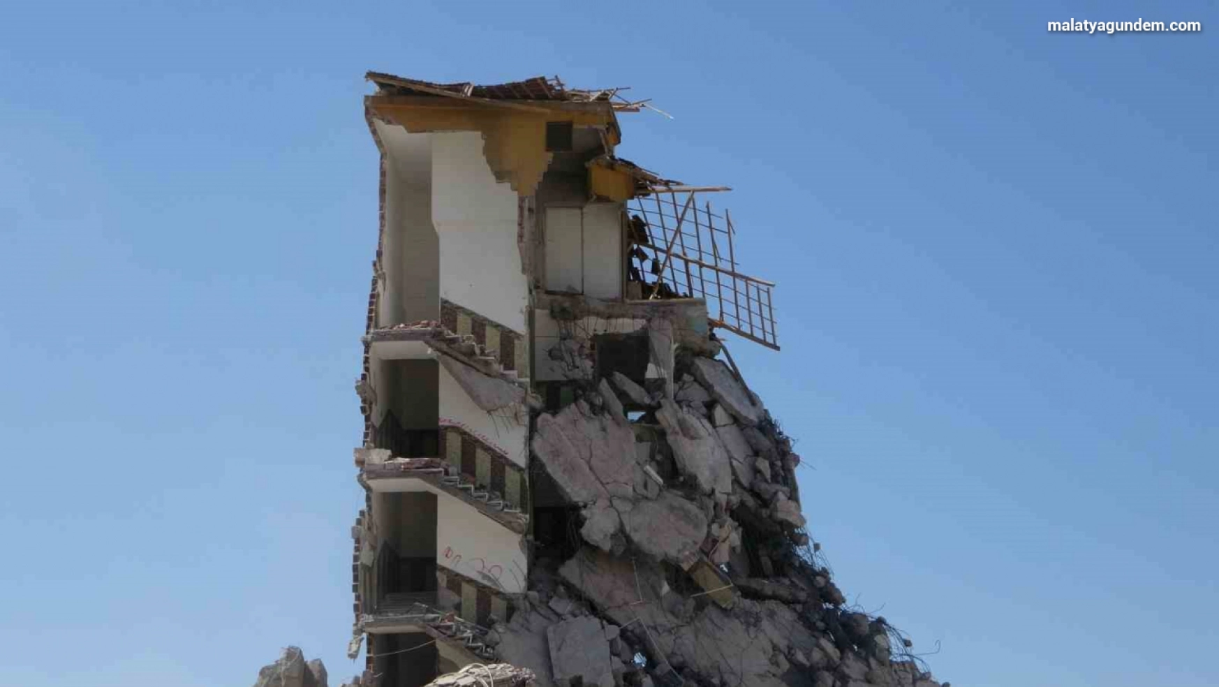 1 günde üç depremle sarsılan Malatya'da ağır hasarlı binaların yıkımlarına hız verildi