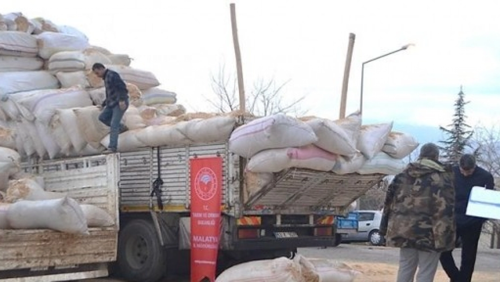 69 ton Kaba Yem Depremzede Çiftçilere Verildi
