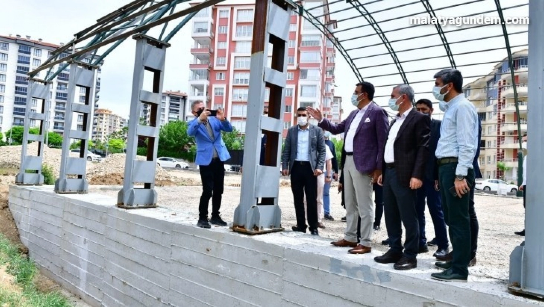 AK Partili Tüfenkci, halı saha inşaat alanını inceledi