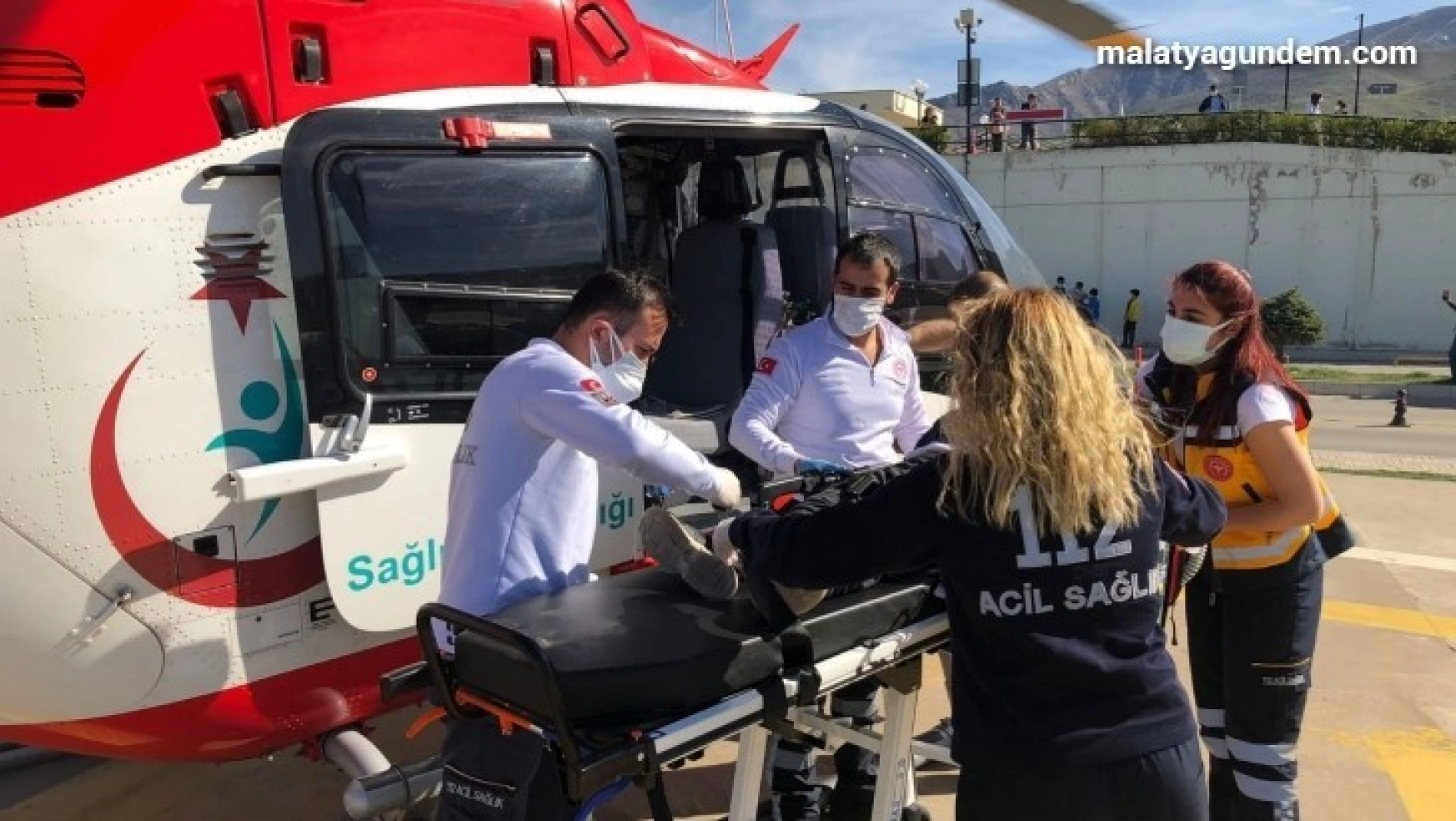Ambulans helikopter hasta çocuk için havalandı