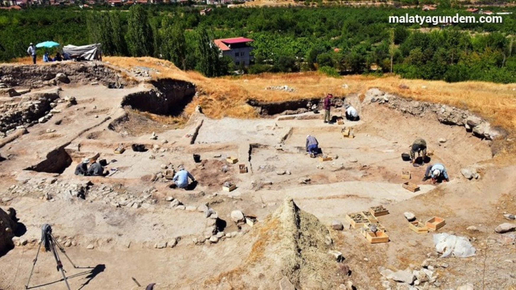 Arslantepe Höyüğü'nde 24 mezar ile 6 ev kalıntısı bulundu