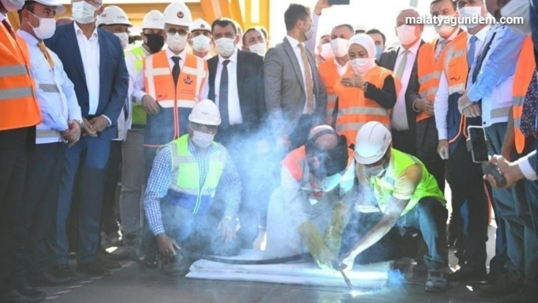Bakan Karaismailoğlu, Kömürhan Köprüsü'nde son kaynağı yaptı