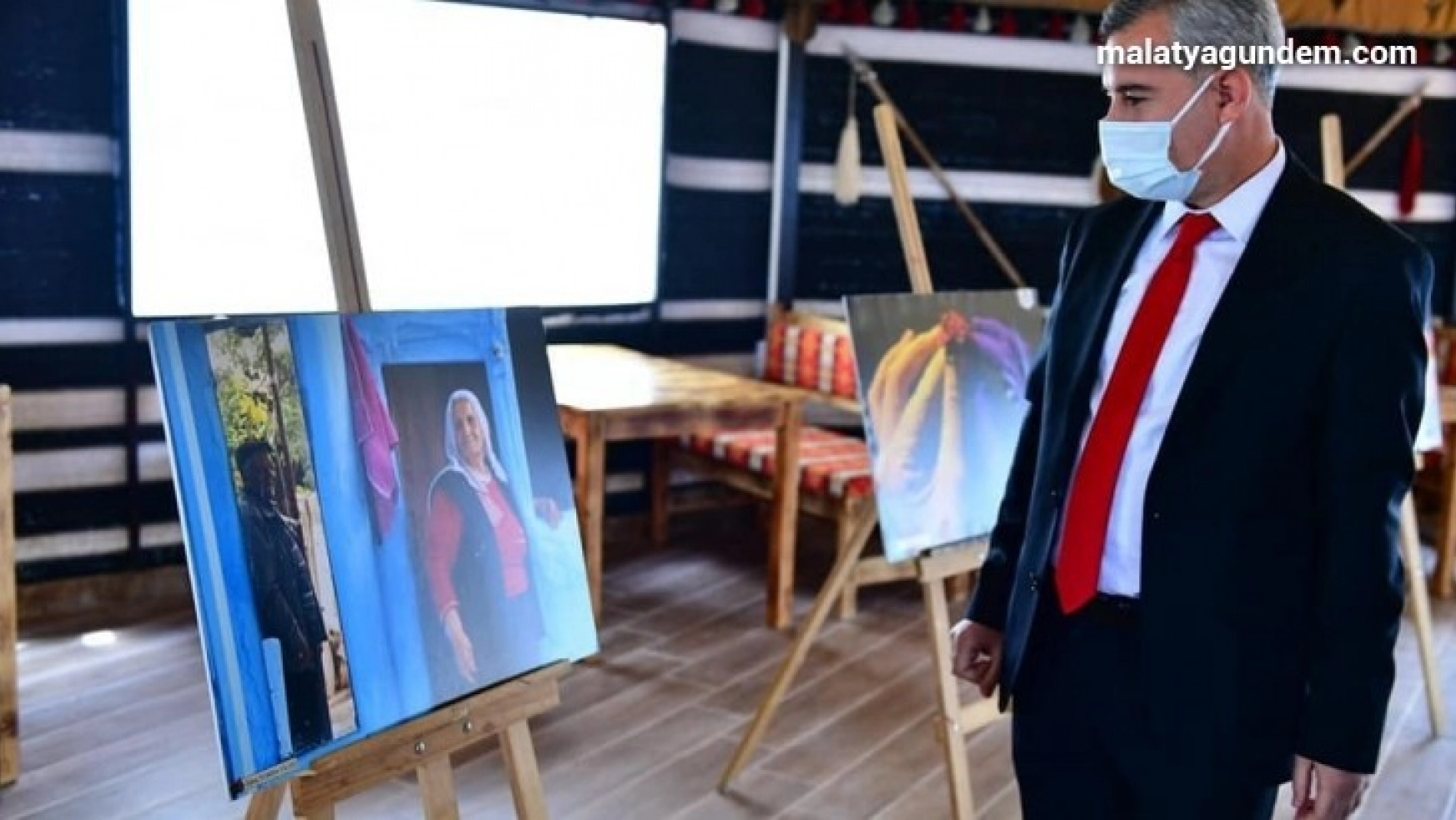 Başkan Çınar, 'kadın ve hayat' fotoğraf sergisini gezdi