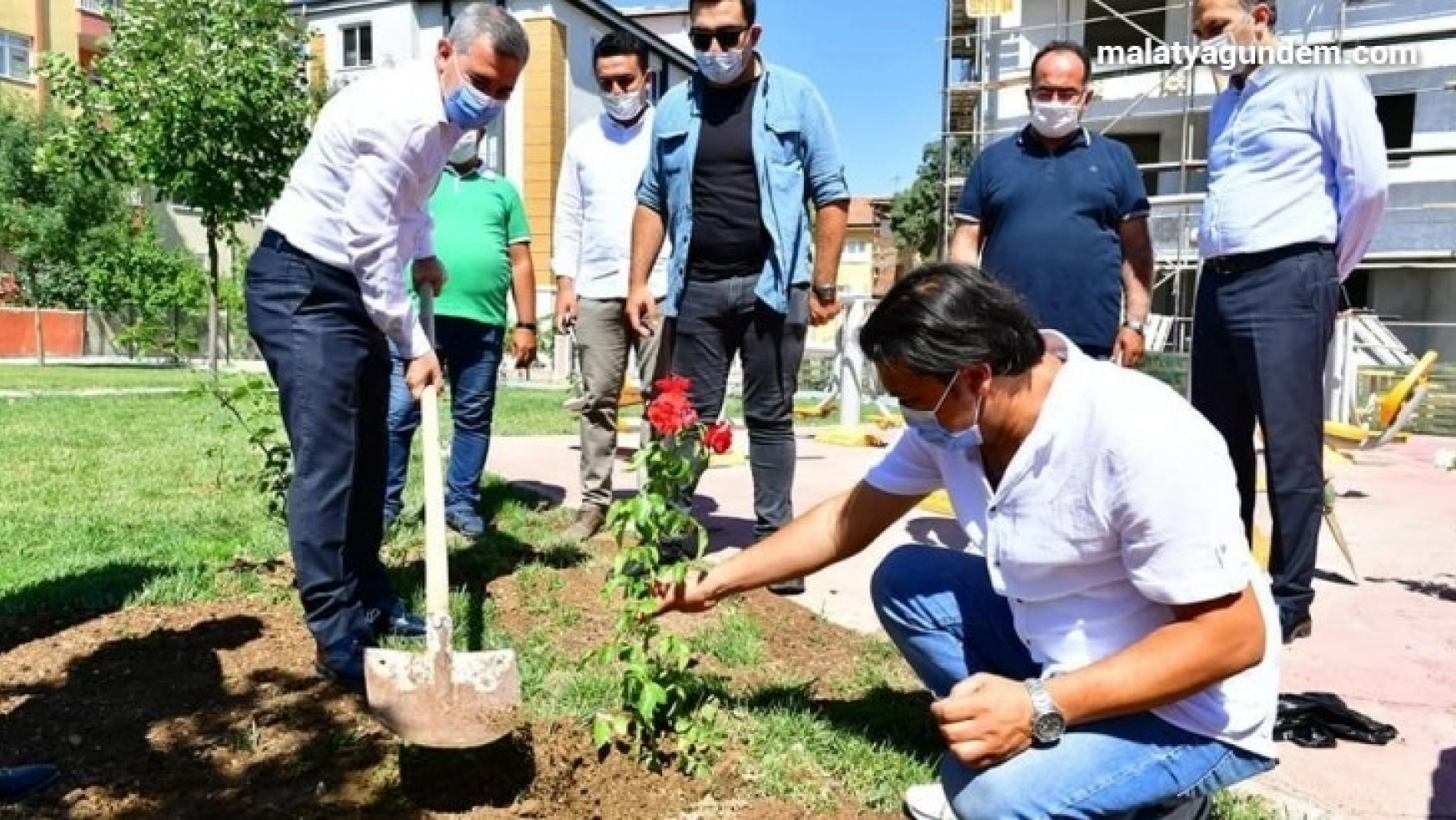Başkan Çınar, Gül Parkında fideleri toprakla buluşturdu