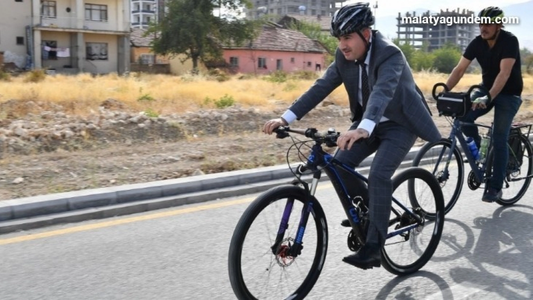 Başkan Çınar mesaiye bisikletle geldi