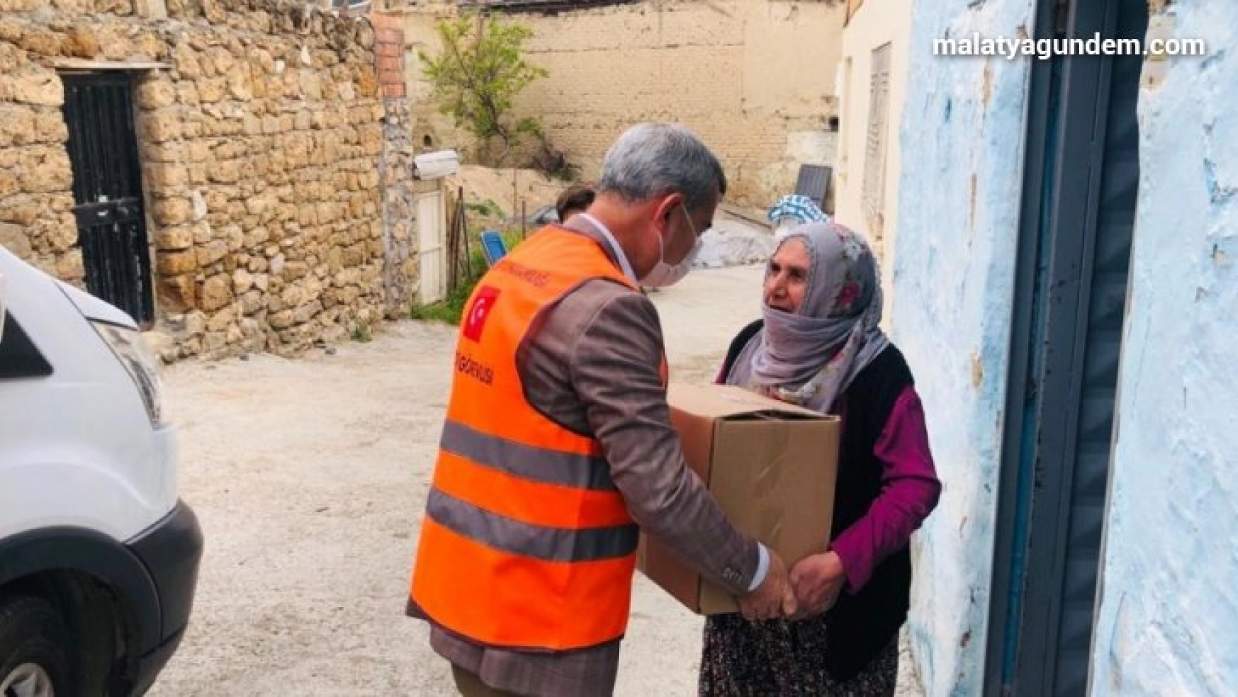 Başkan Çınar, gıda kolisi dağıttı