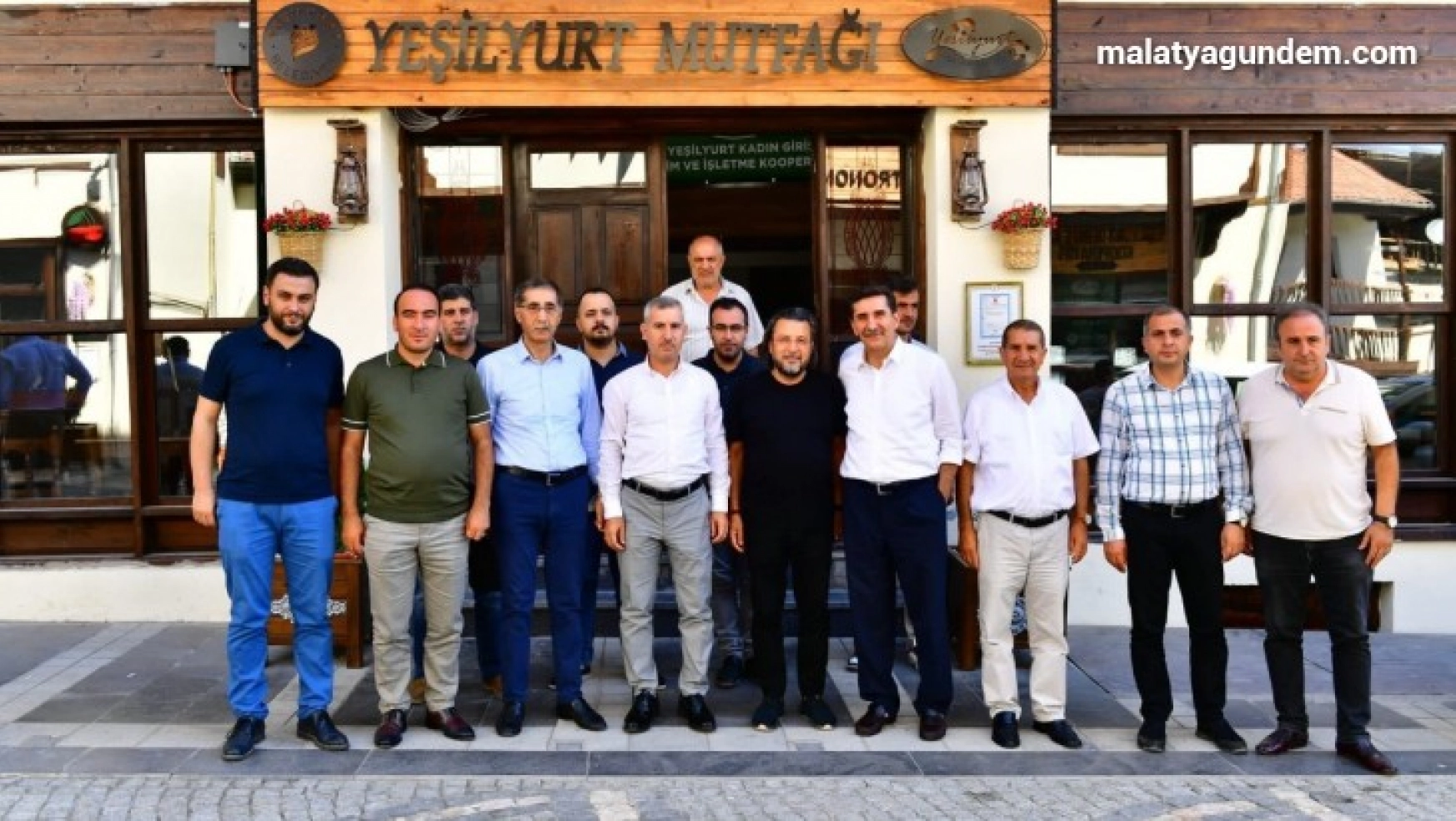 Başkan Çınar, yemek programı ekibiyle bir araya geldi