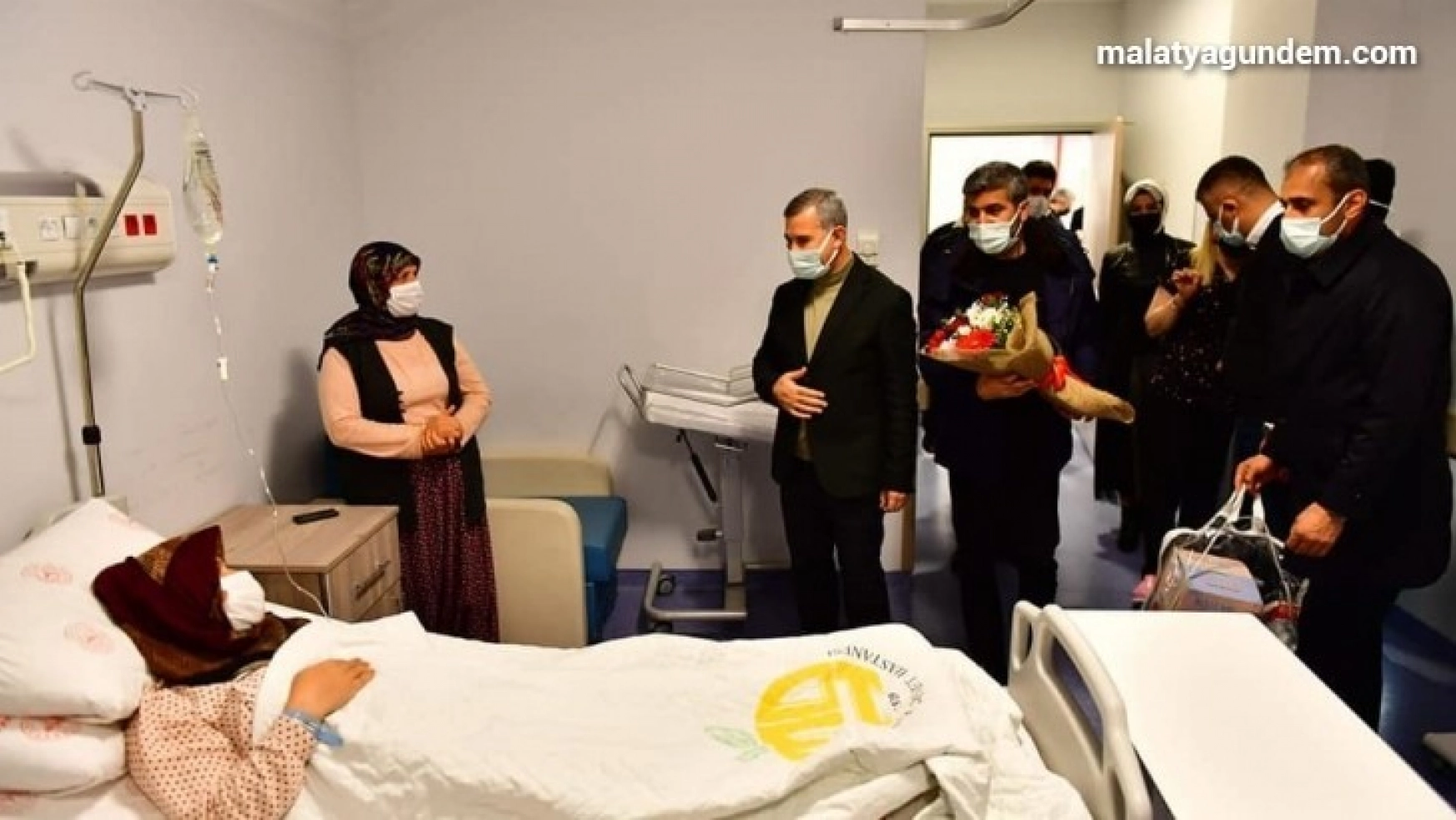 Başkan Çınar, yeni yılın ilk bebeklerini ziyaret etti
