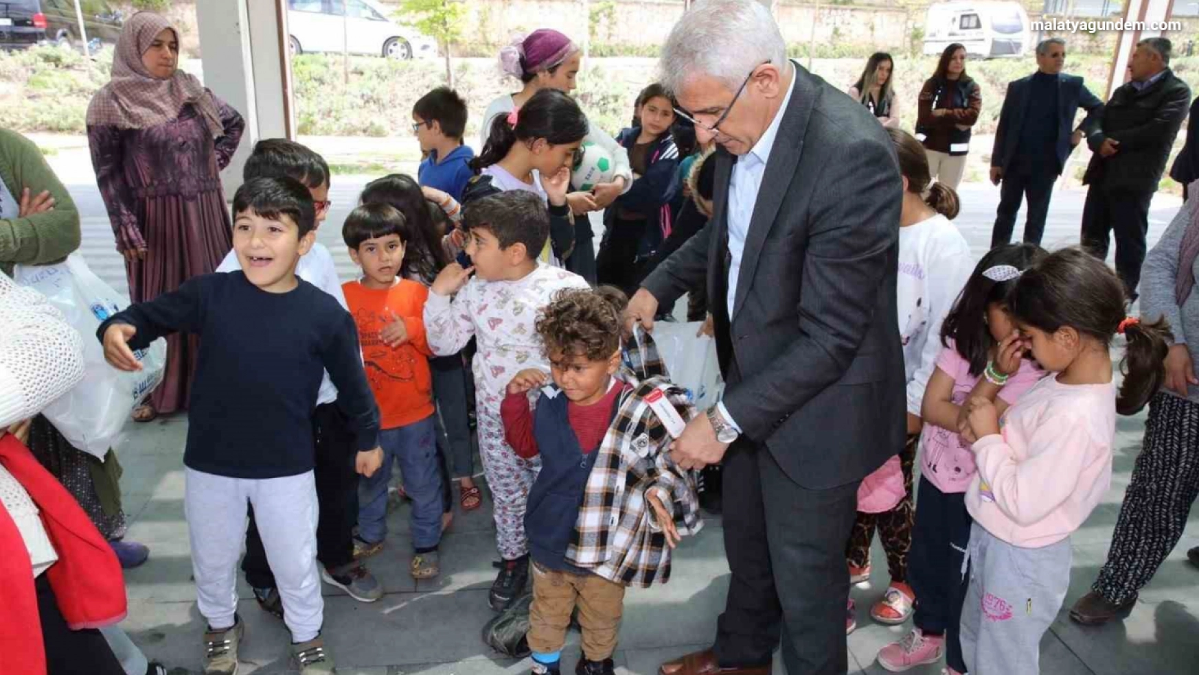Başkan Güder, depremzede çocukların yüzünü güldürdü