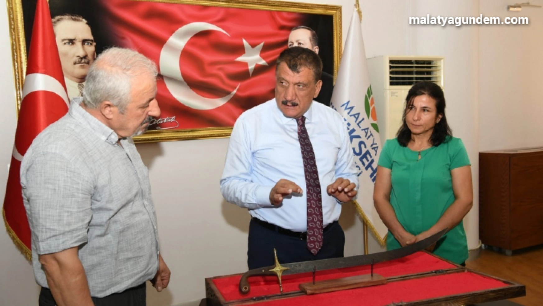 Başkan Gürkan'a kılıç hediyesi