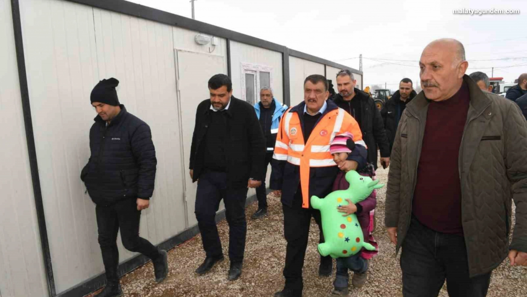 Başkan Gürkan, Doğanşehir'de depremzedeleri ziyaret etti