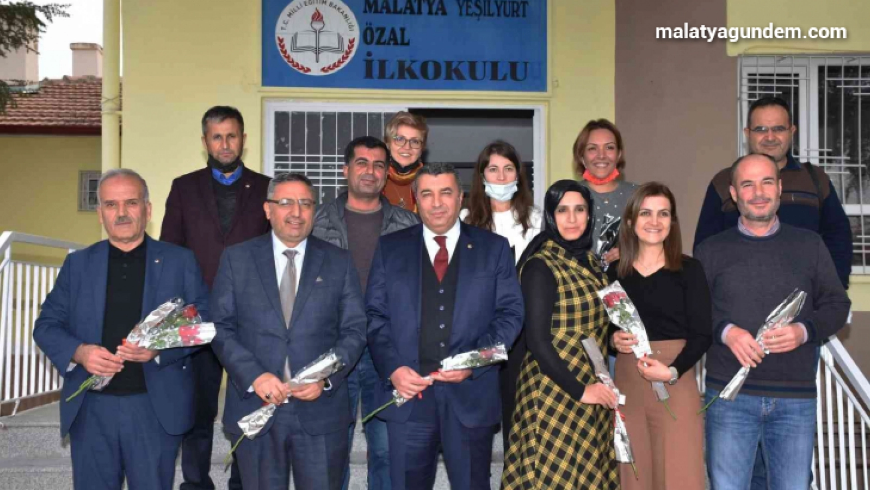 Başkan Özcan'dan öğretmenlere çiçek