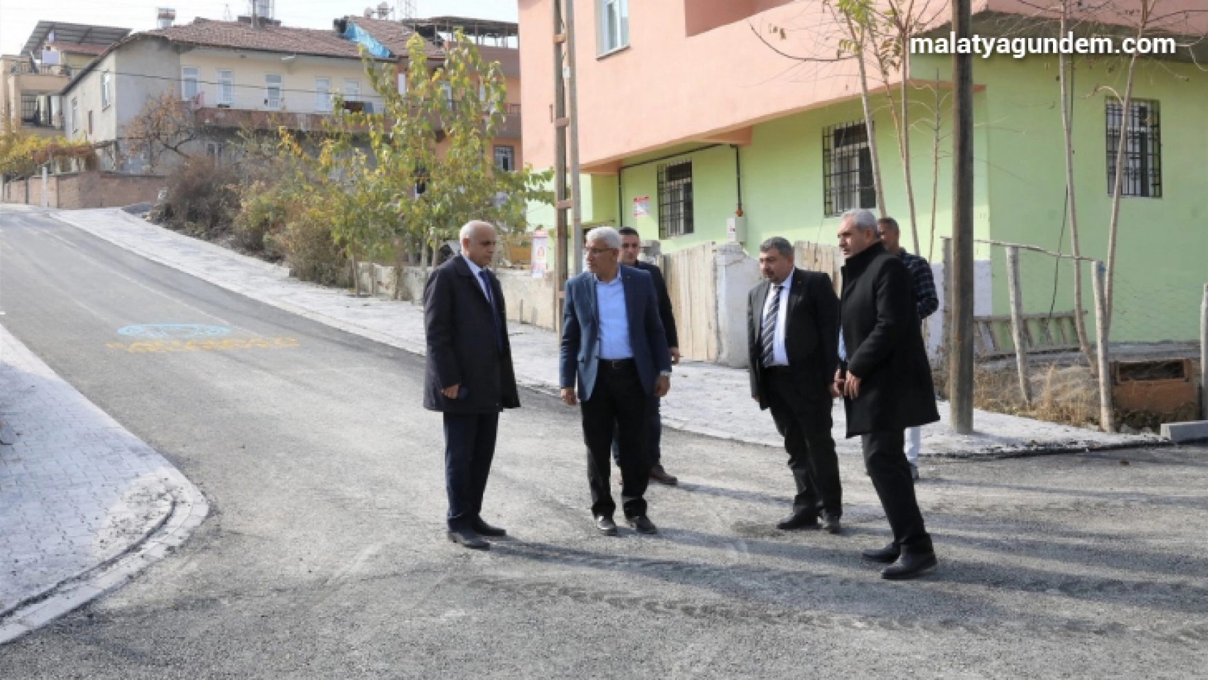 Battalgazi Belediyesi asfaltsız yol bırakmama adına kararlı ilerliyor