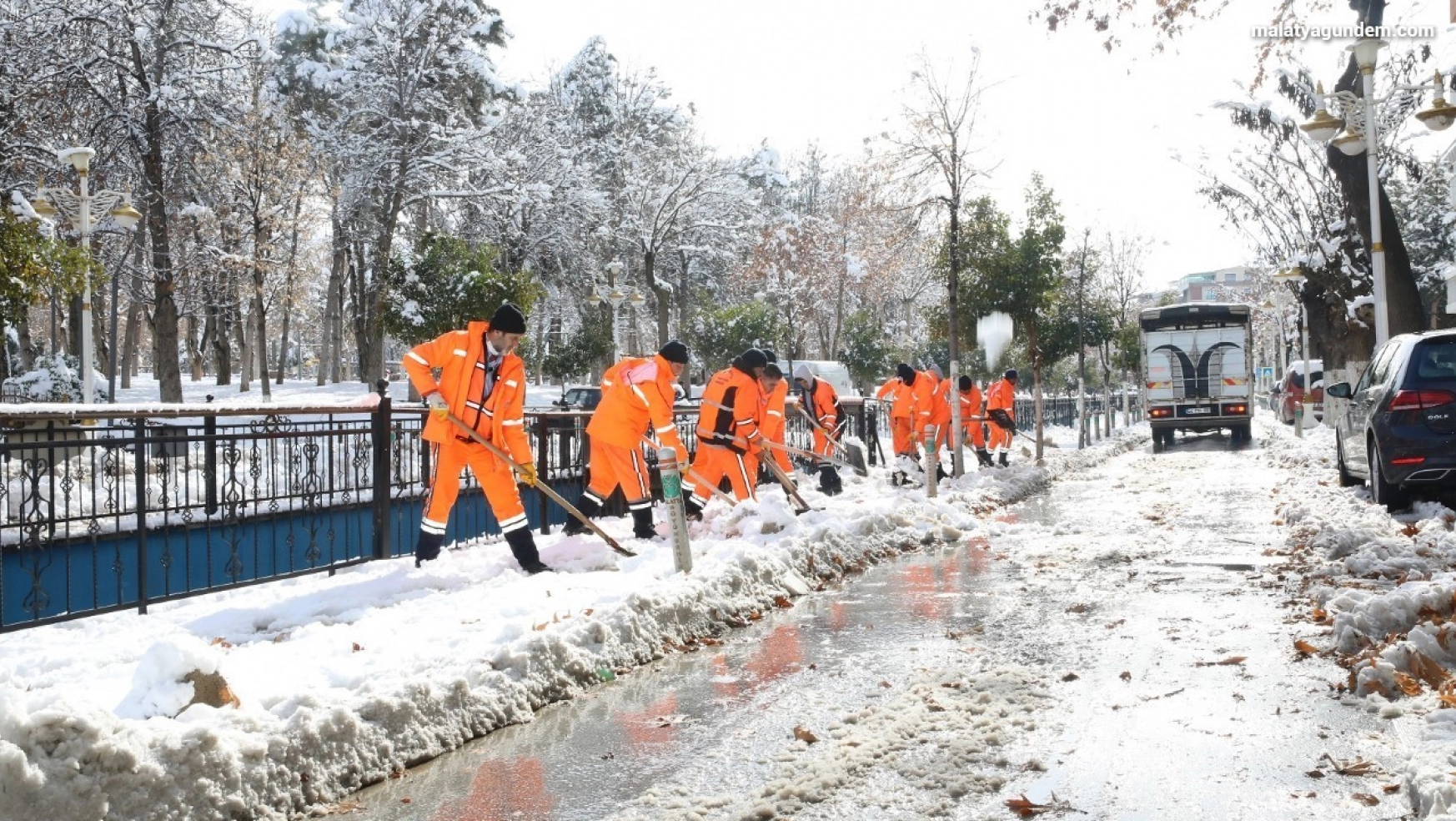 Battalgazi'de karla mücadele ekipleri iş başında