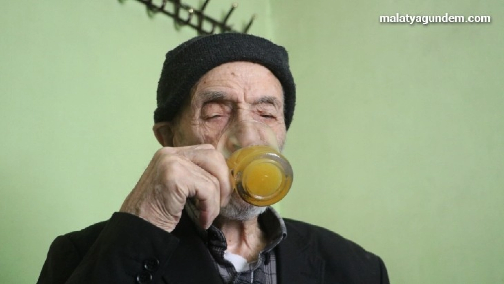 Covid-19'a yakalanmayan 110 yaşındaki Mahmut dede, günde 2 litre kola içiyor