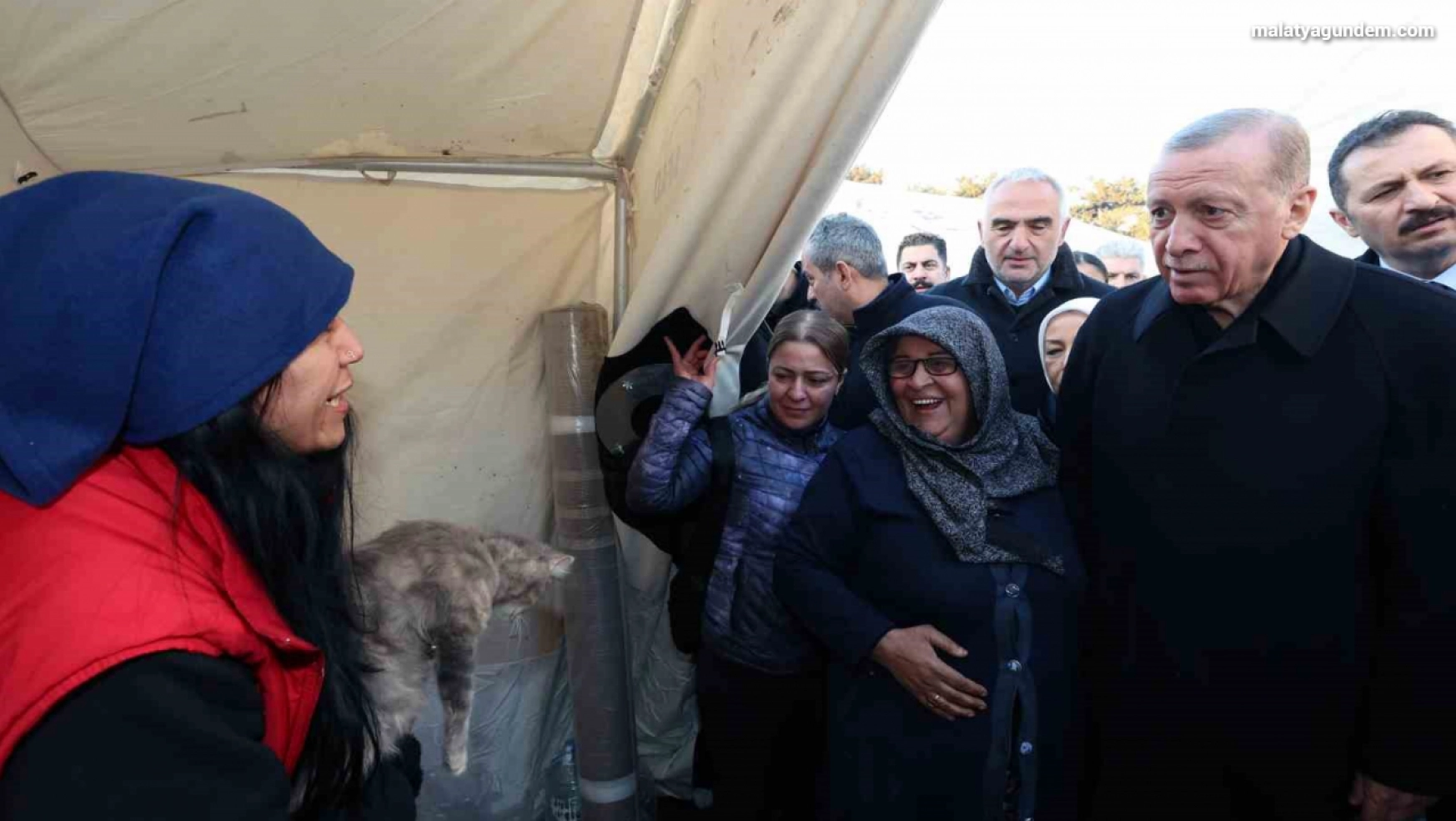 Cumhurbaşkanı Erdoğan, Malatya'da çadır kenti ve depremzedeleri ziyaret etti