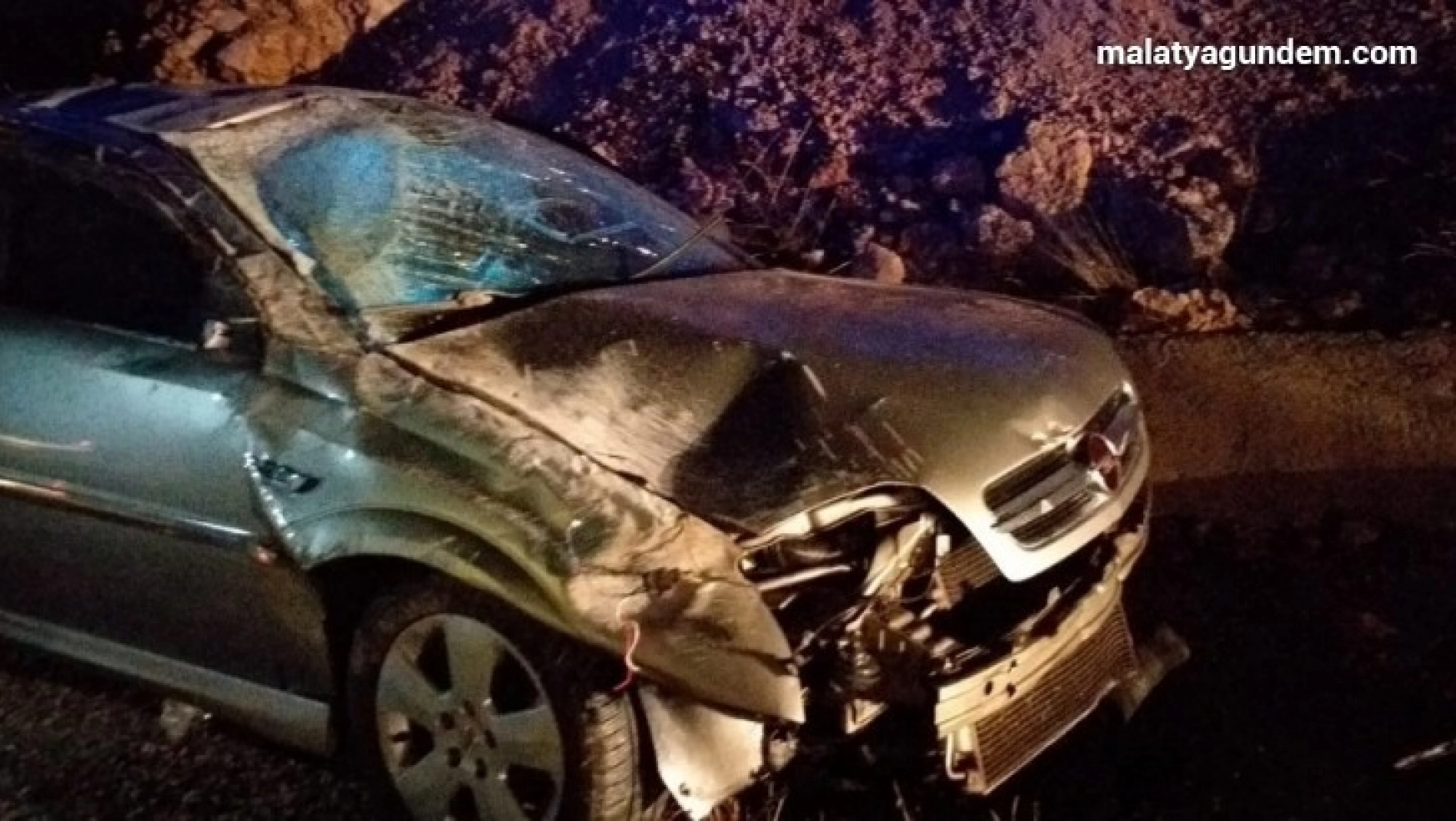 Darende'de otomobil yoldan çıktı: 3 yaralı
