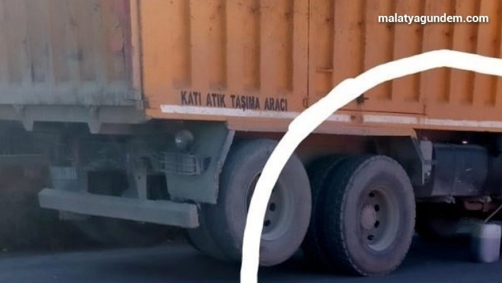 Deprem konutlarının yapımında kullanılan kamyondan mazot çalındı