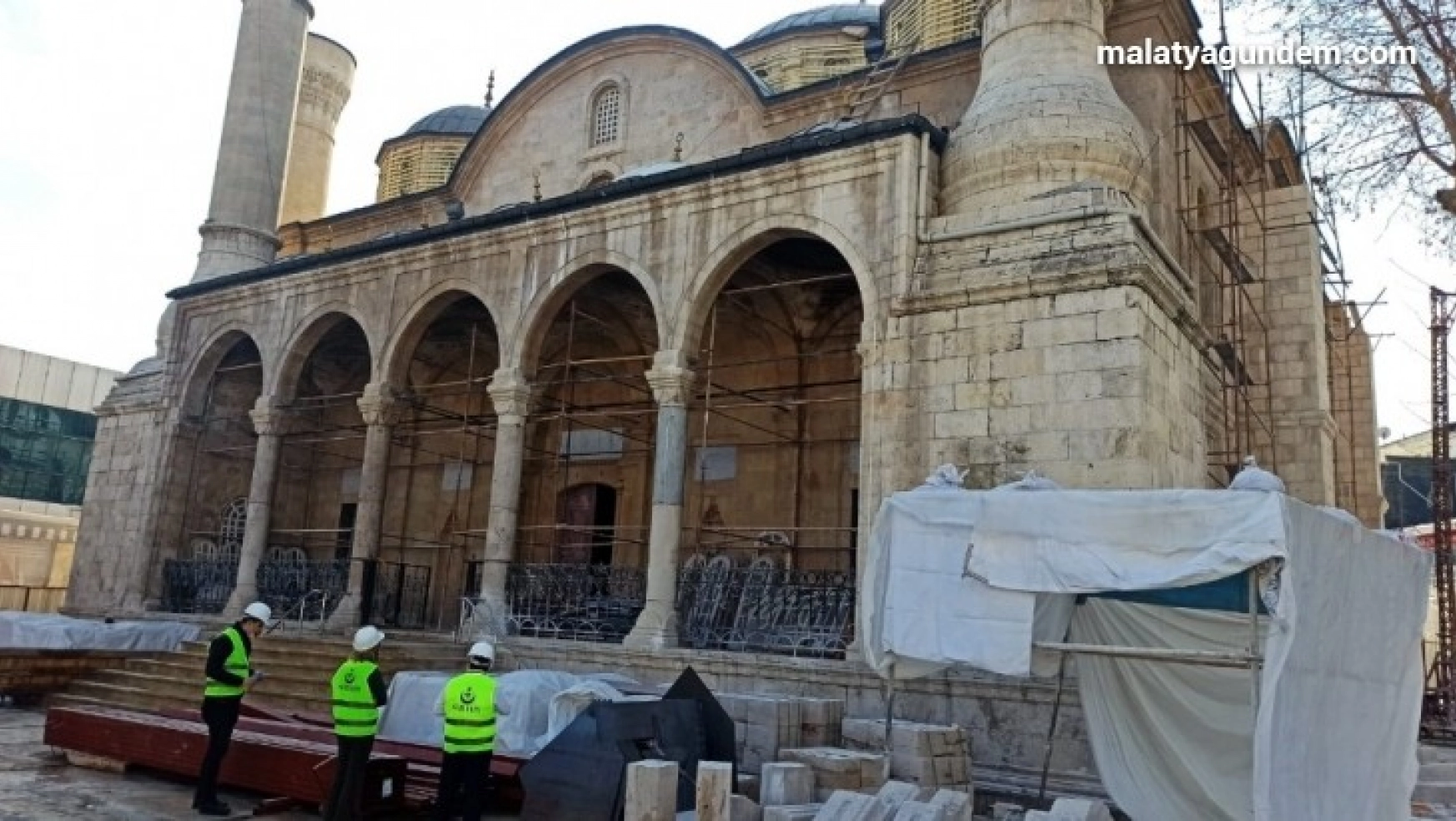 Depremde hasar gören caminin restorasyonu sürüyor