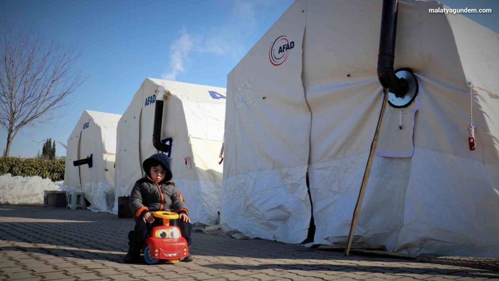 Depremin vurduğu Malatya'da, çocukların çadır kent yaşamı