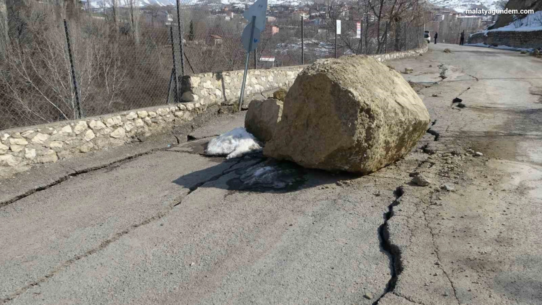 Depremle oluşan heyelanda dev kayalar yola düştü