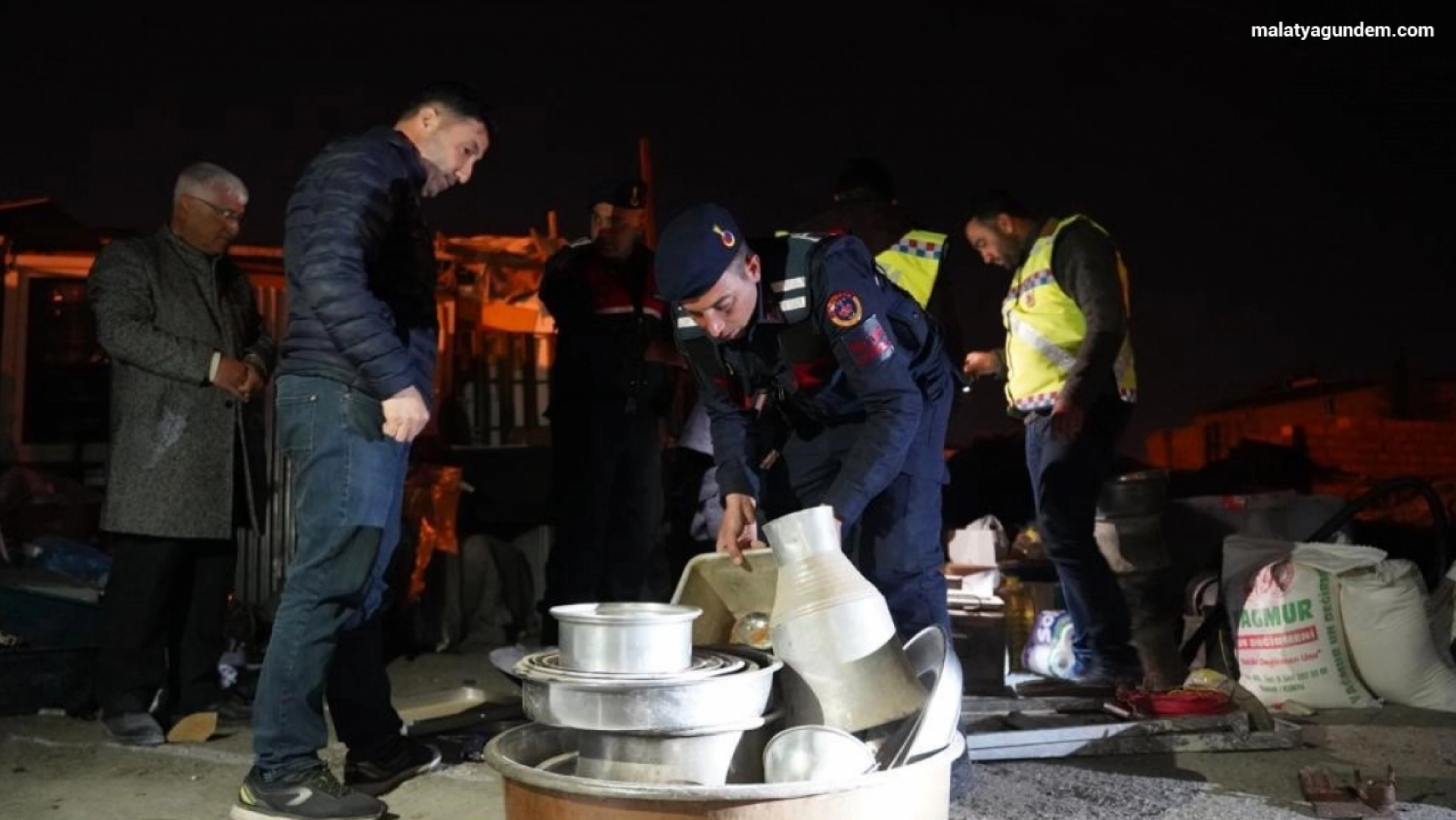 Depremzedelerin evlerinden hırsızlık yapan 2 zanlı tutuklandı