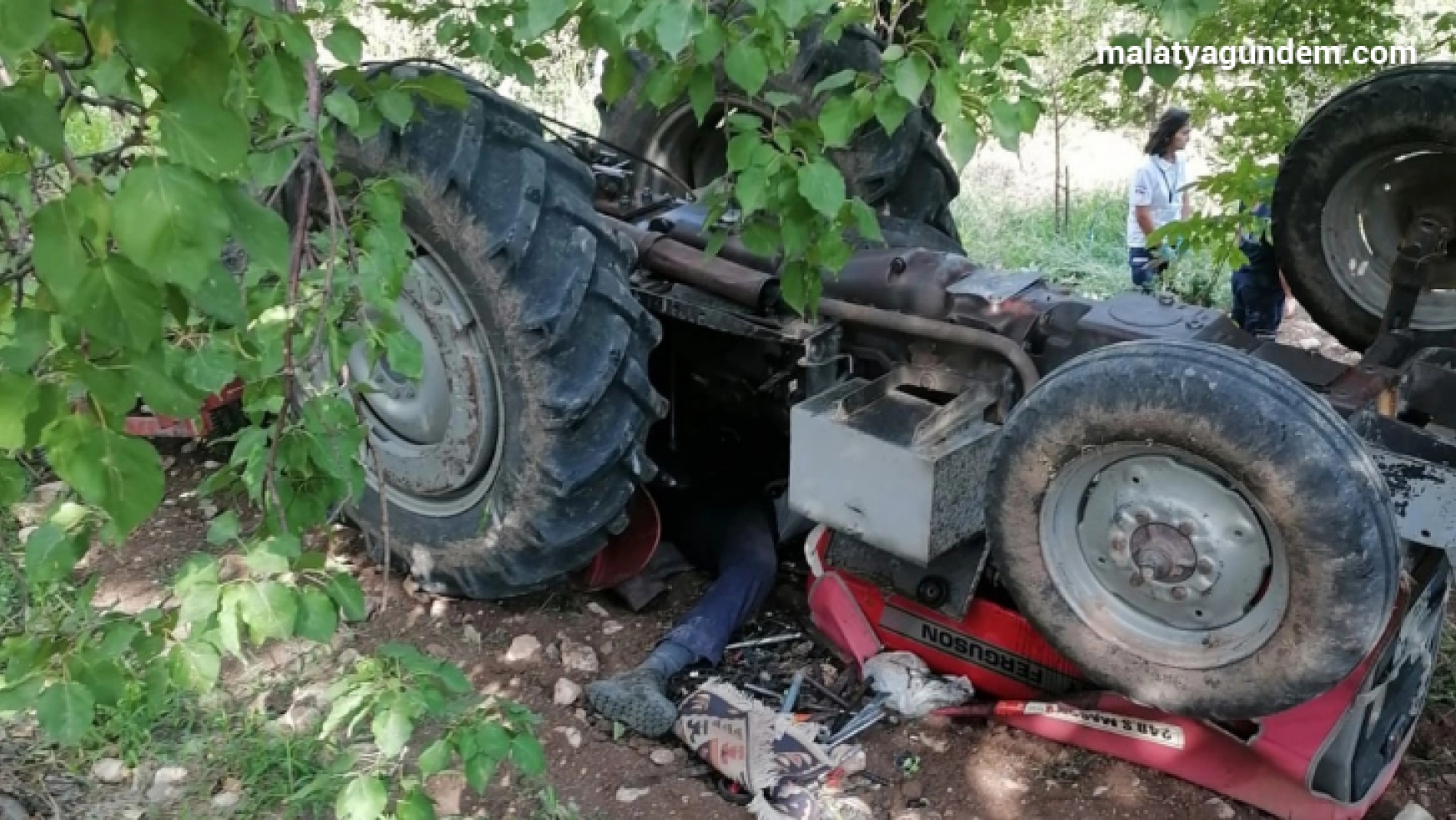 Devrilen traktörün altında kalan sürücü hayatını kaybetti