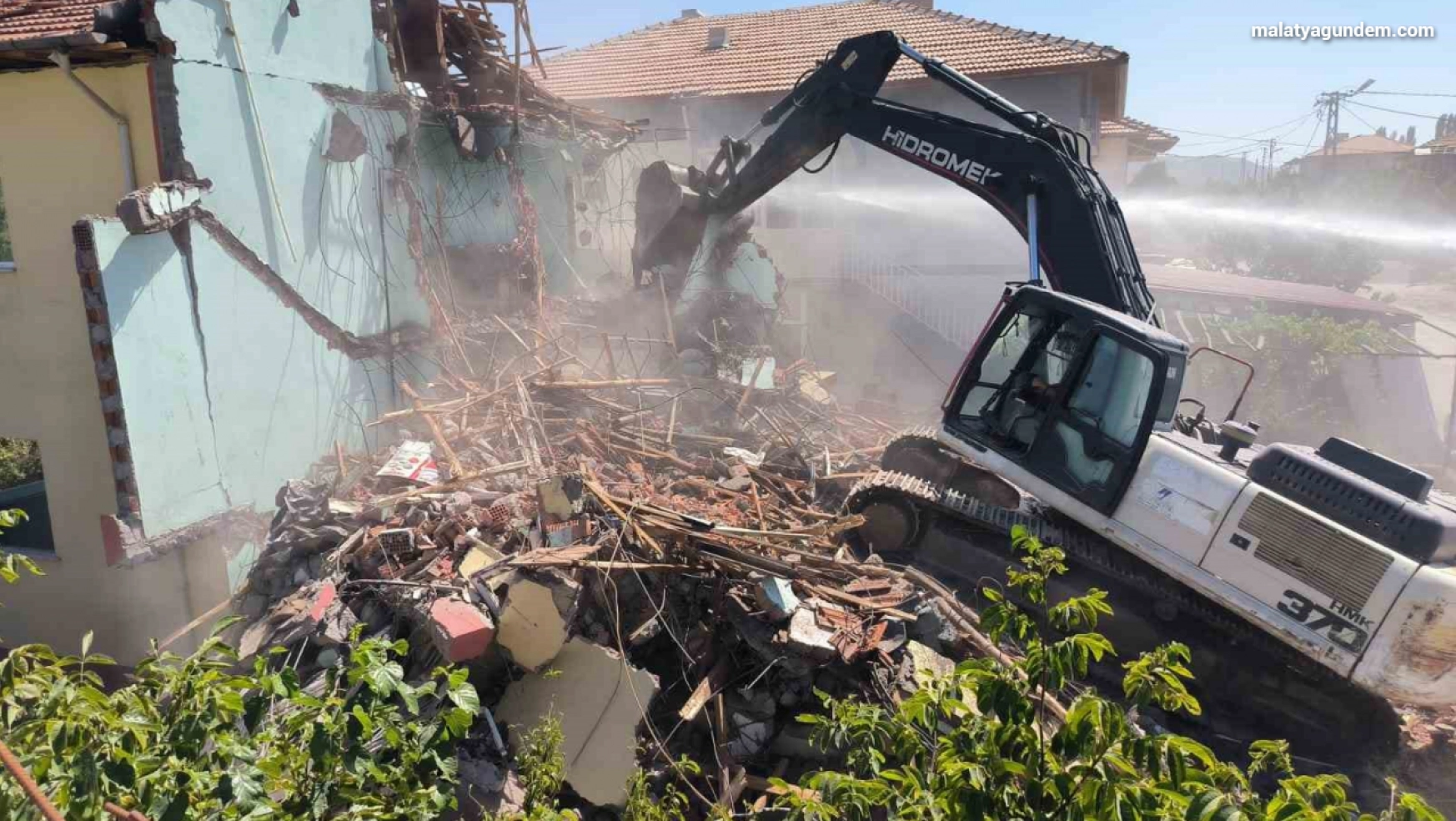 Doğanşehir'de ağır hasarlı binaların yıkımı sürüyor