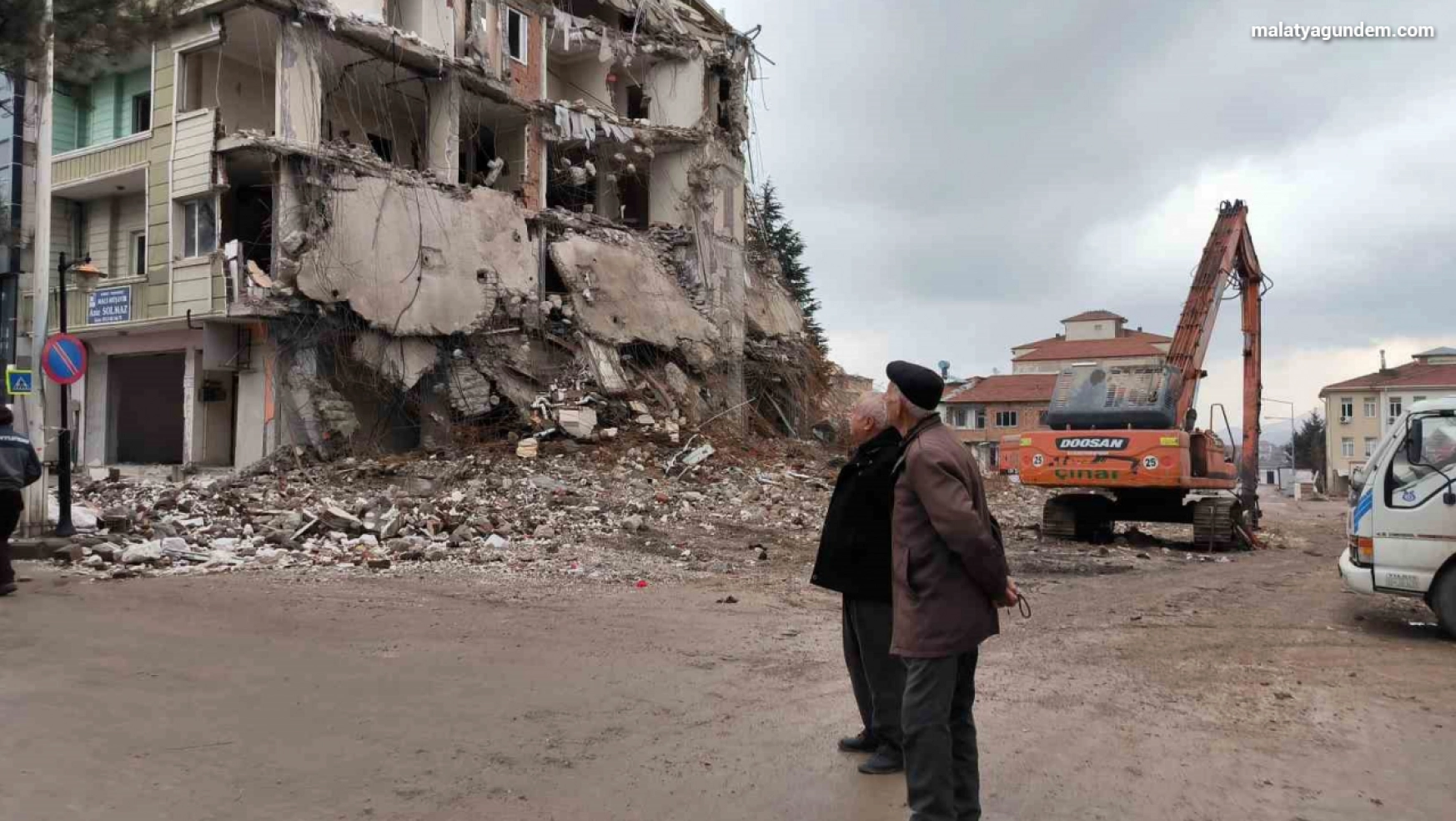 Doğanşehir'de ağır hasarlı binaların yıkımında sona yaklaşıldı