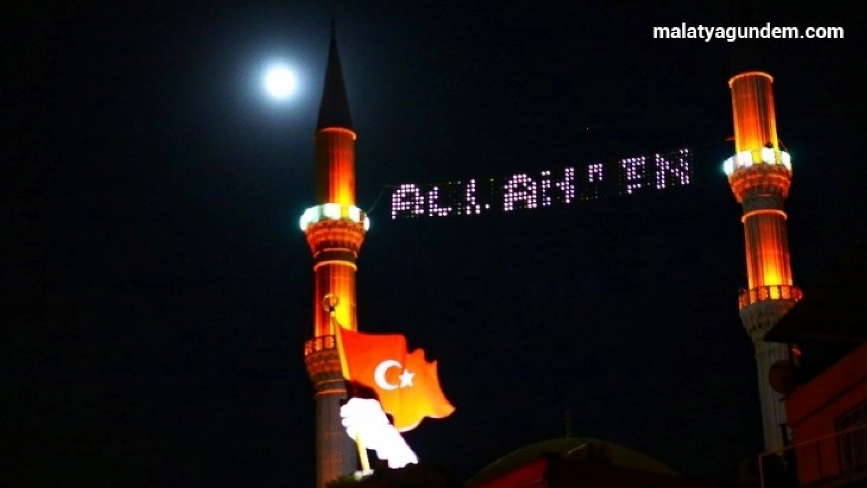 Ay tutulması Hatayda Türkiyenin simgeleri ile görüntülendi