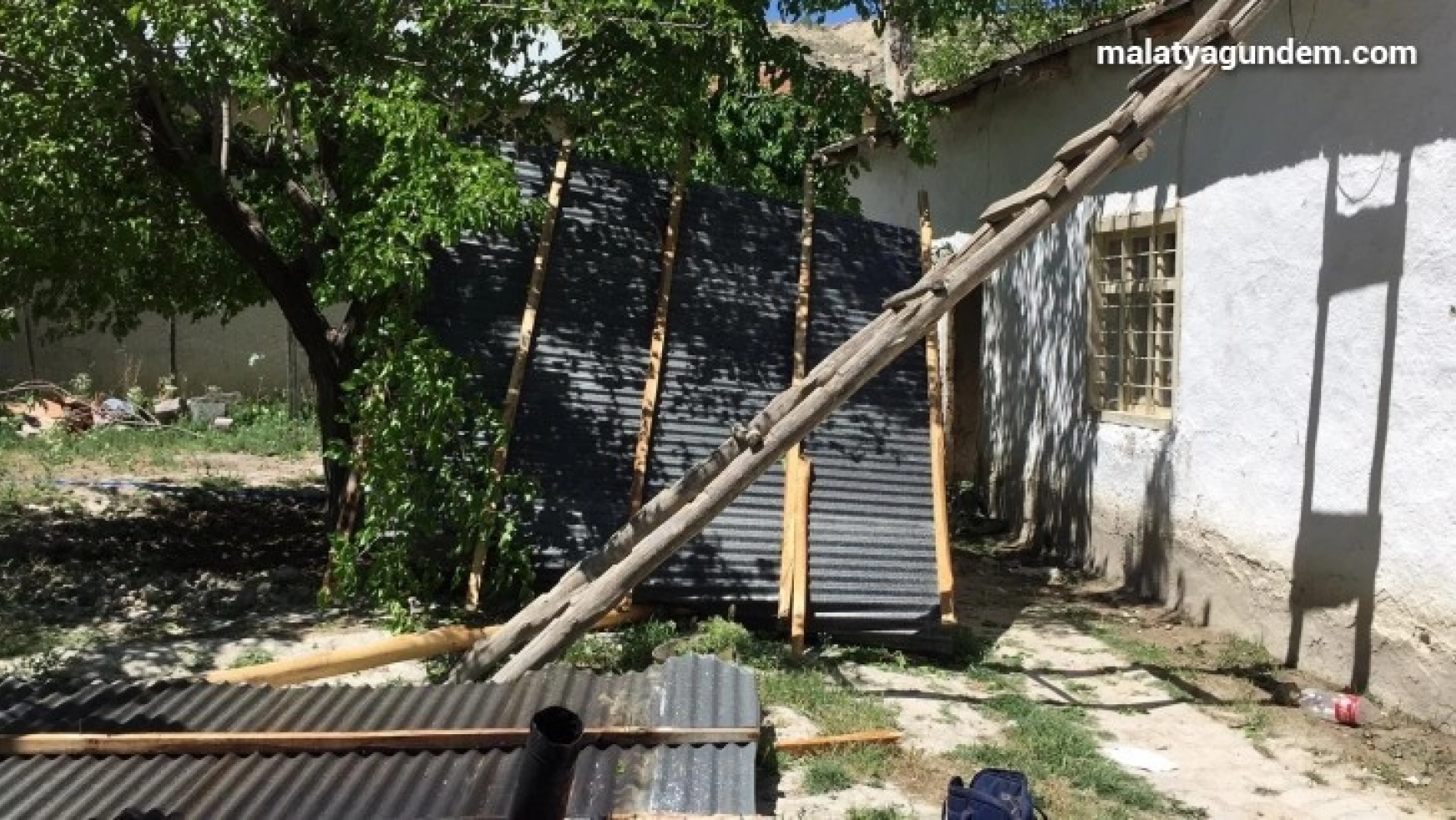 Fırtına, şehit annesinin evinin çatısını uçurdu