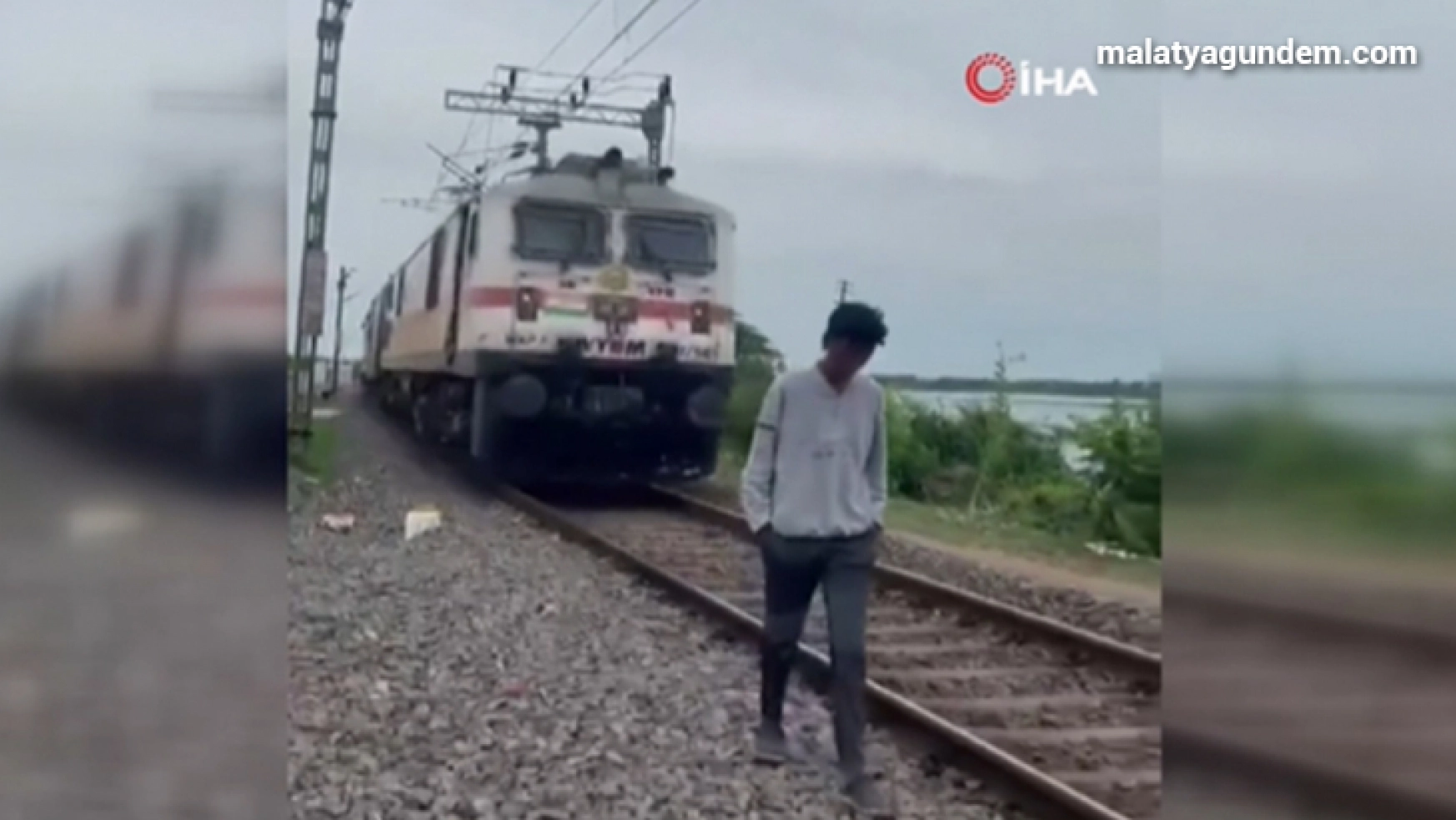 Hindistan'da video çeken gence tren çarptı