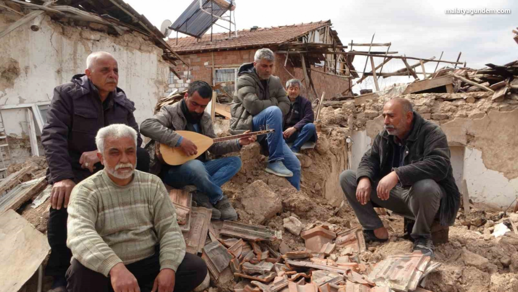 İki depremzededen enkaza türkü