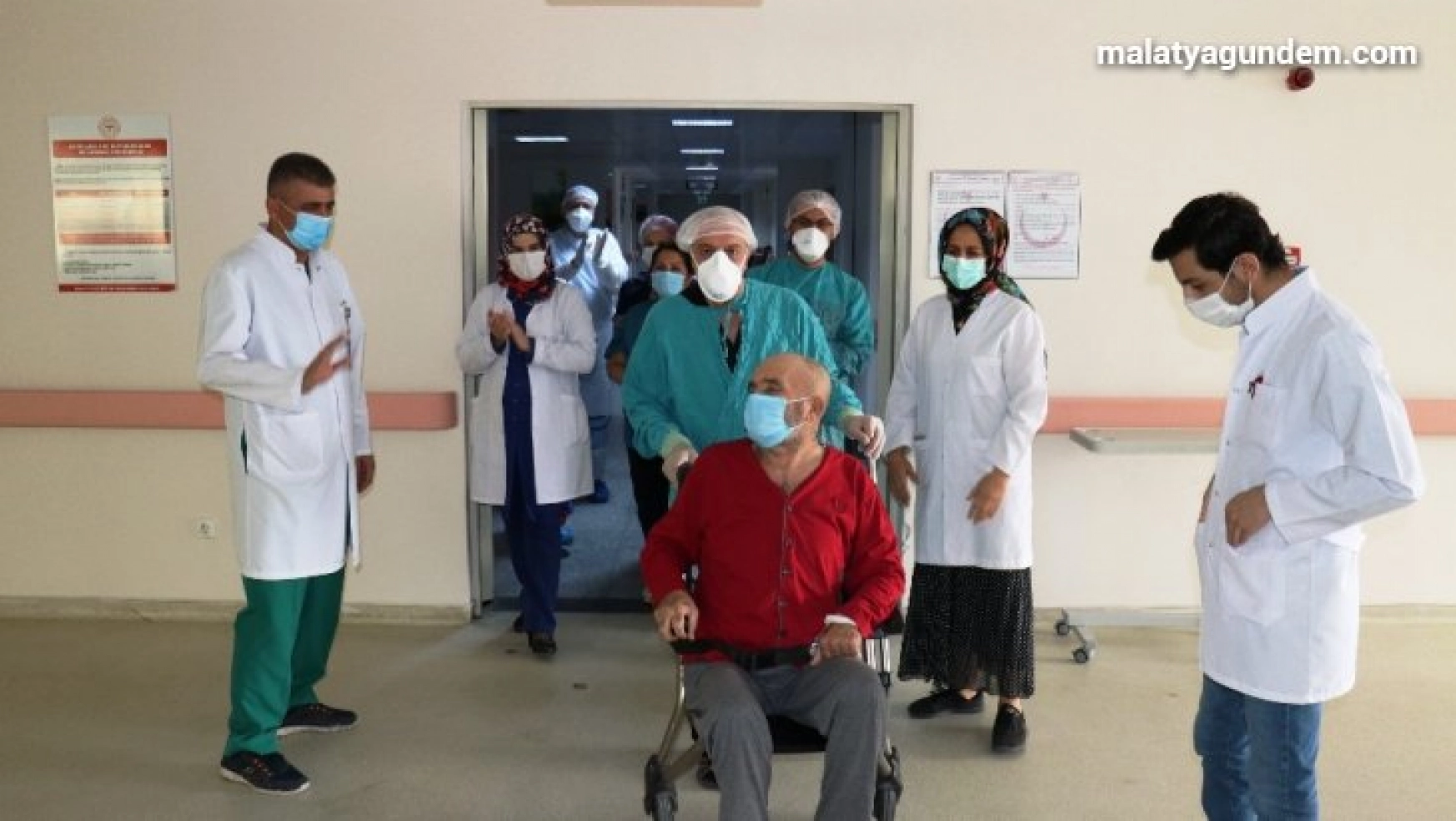 İki kez kalbi duran 62 yaşındaki hasta korona virüsü yenerek taburcu oldu