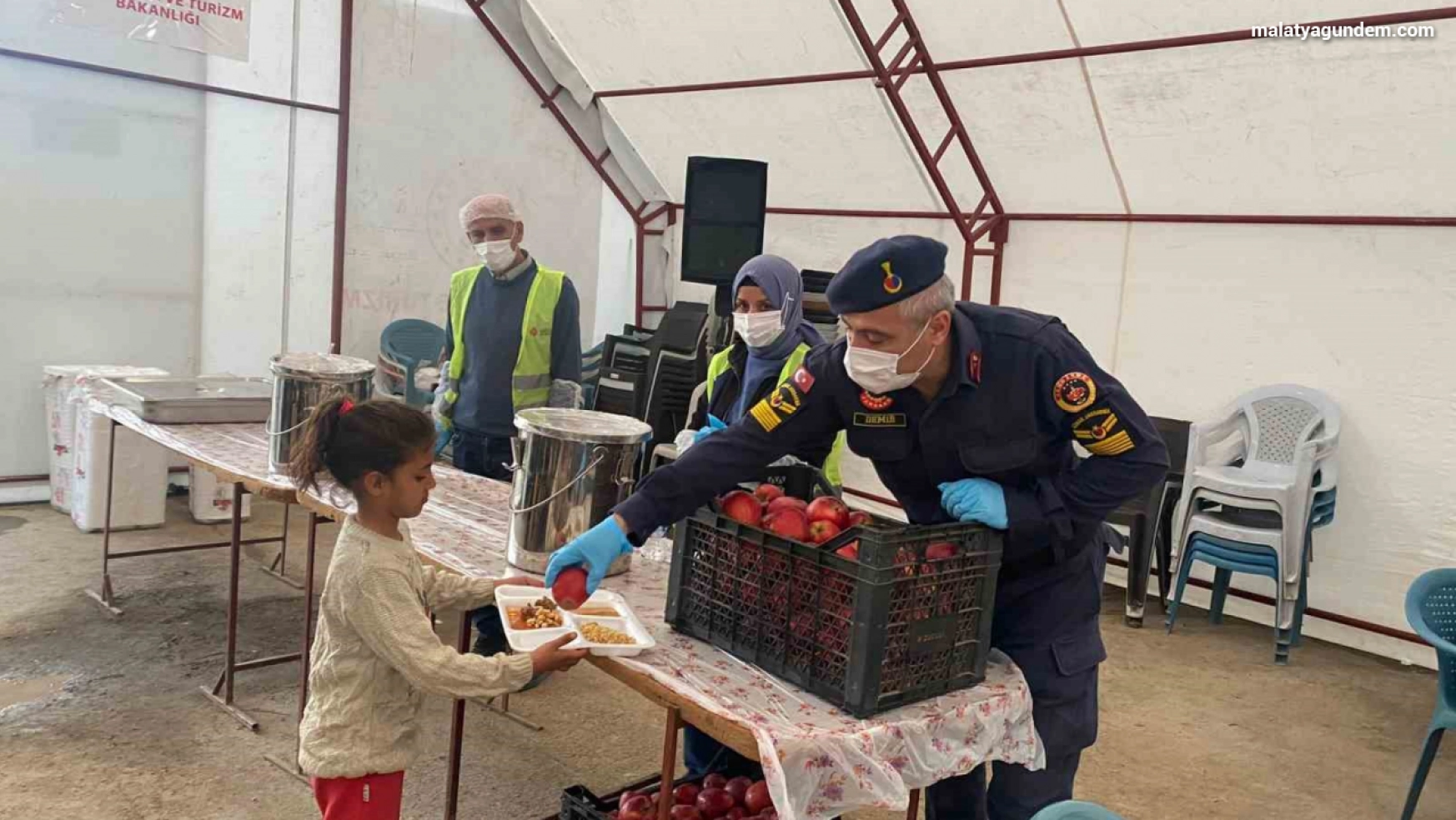Jandarma depremzede vatandaşlarla iftar yaptı