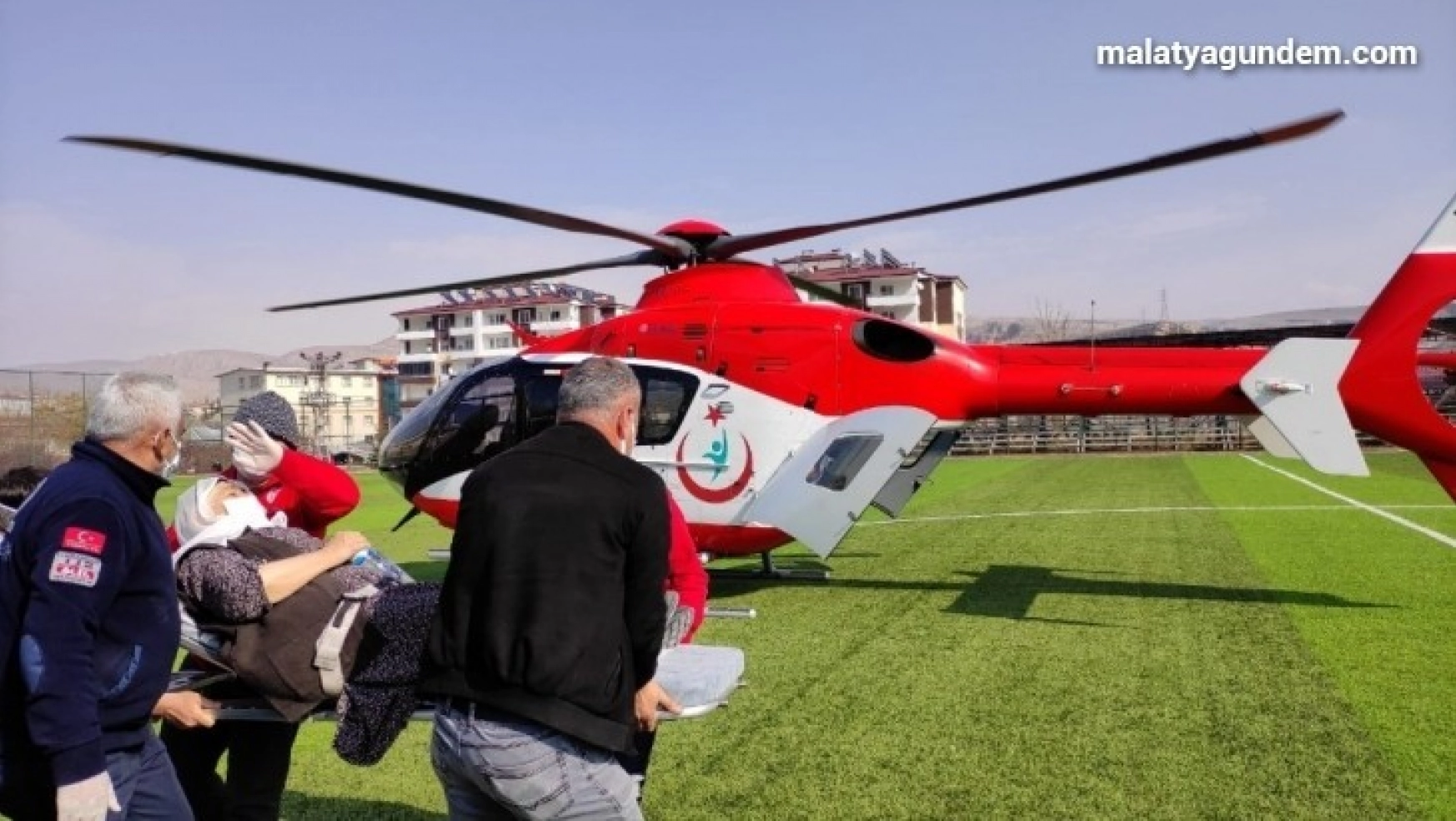 Kalp krizi geçiren kadın helikopter ile hastaneye yetiştirildi