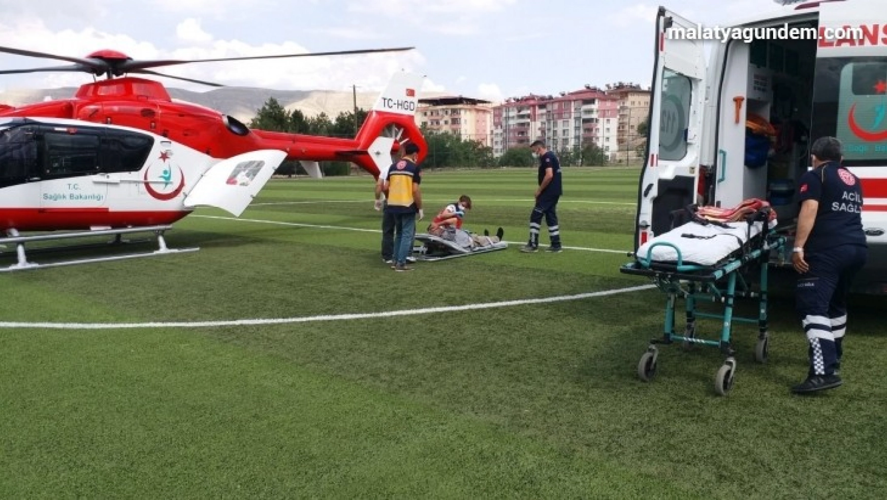 Kalp krizi geçiren vatandaşın yardımına ambulans helikopter yetişti