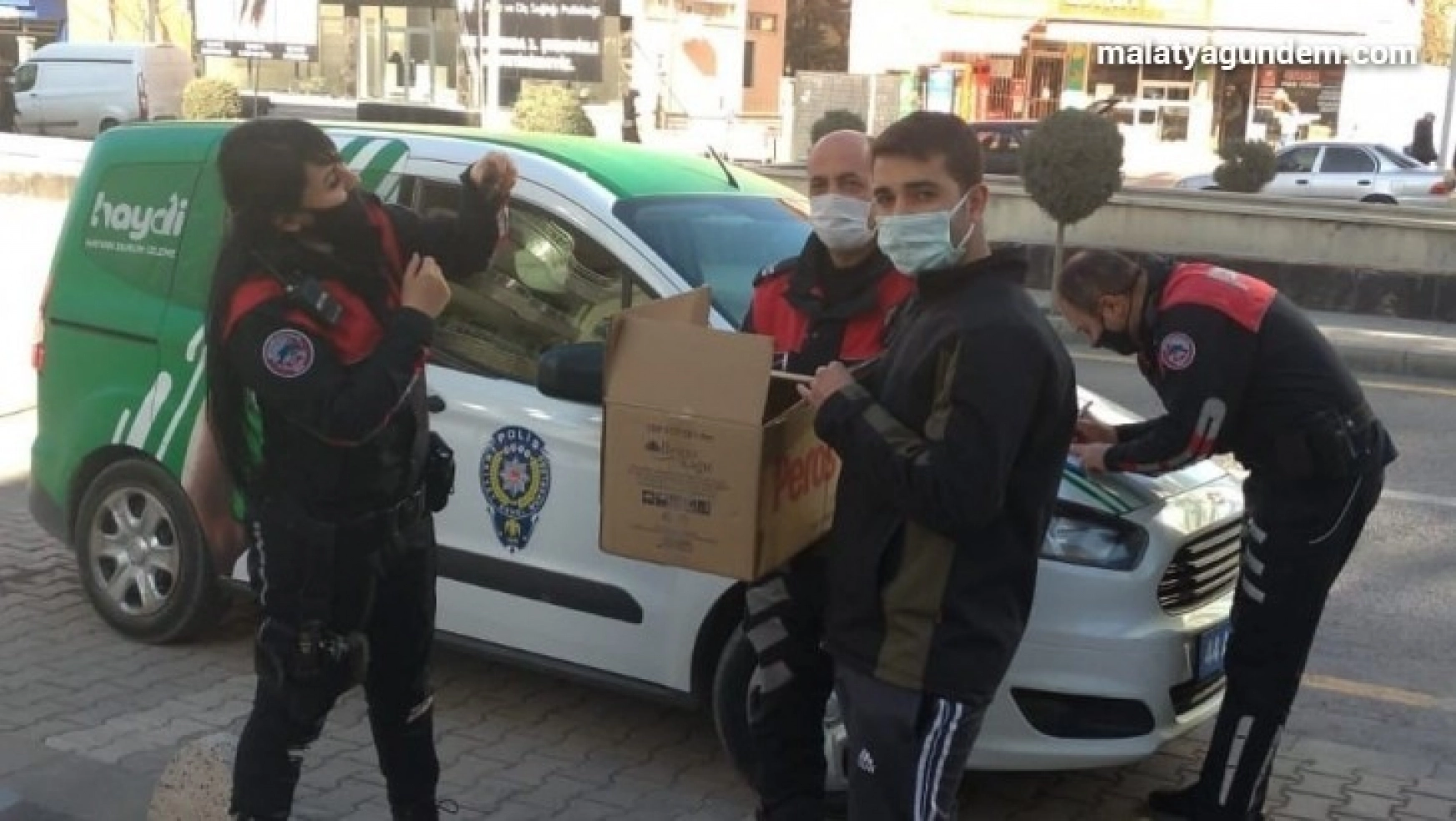 Kanadı kırık Serçe'ye polis şefkati