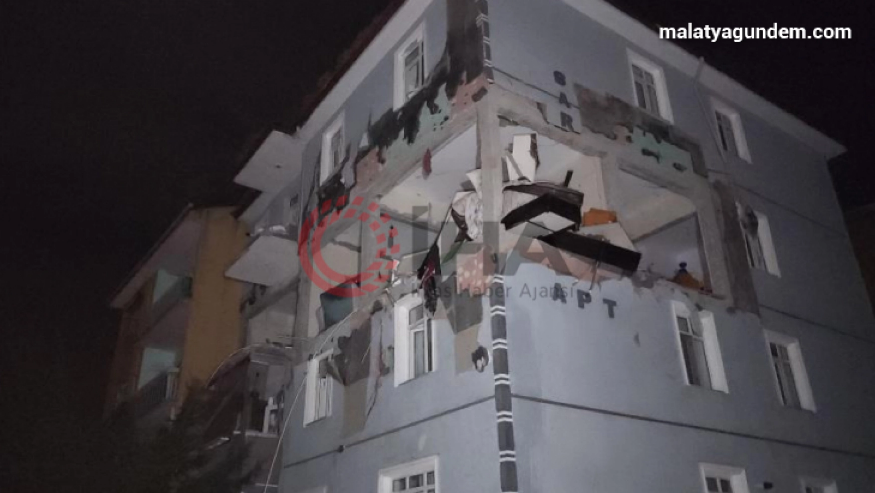 Karabük'te 4 katlı binada doğal gaz patlaması: 1'i çocuk 4 yaralı
