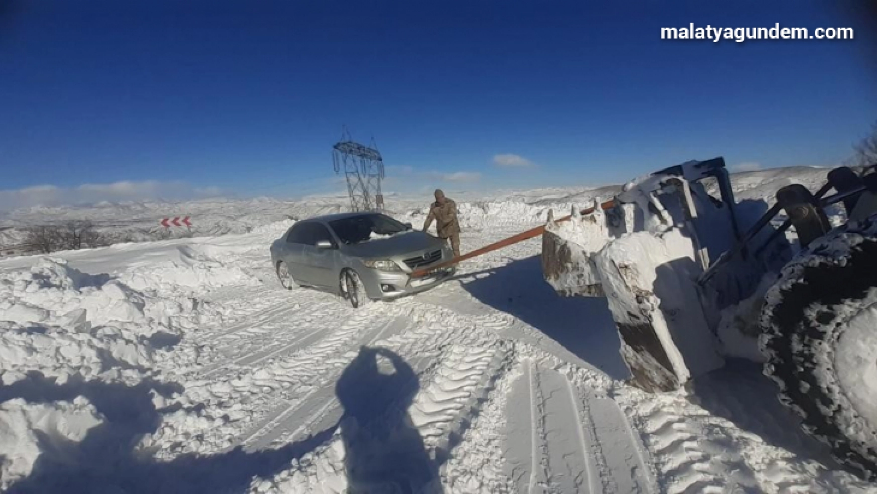 Karlı yollarda kalanların imdadına Jandarma ekipleri yetişiyor