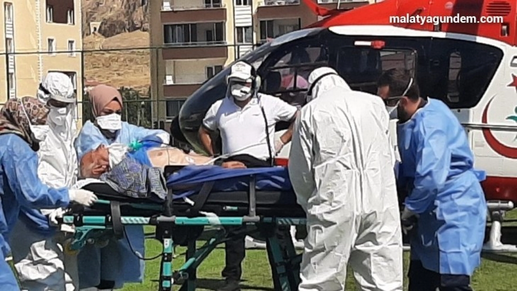 Korona hastası yaşlı adam ambulans helikopter ile hastaneye kaldırıldı